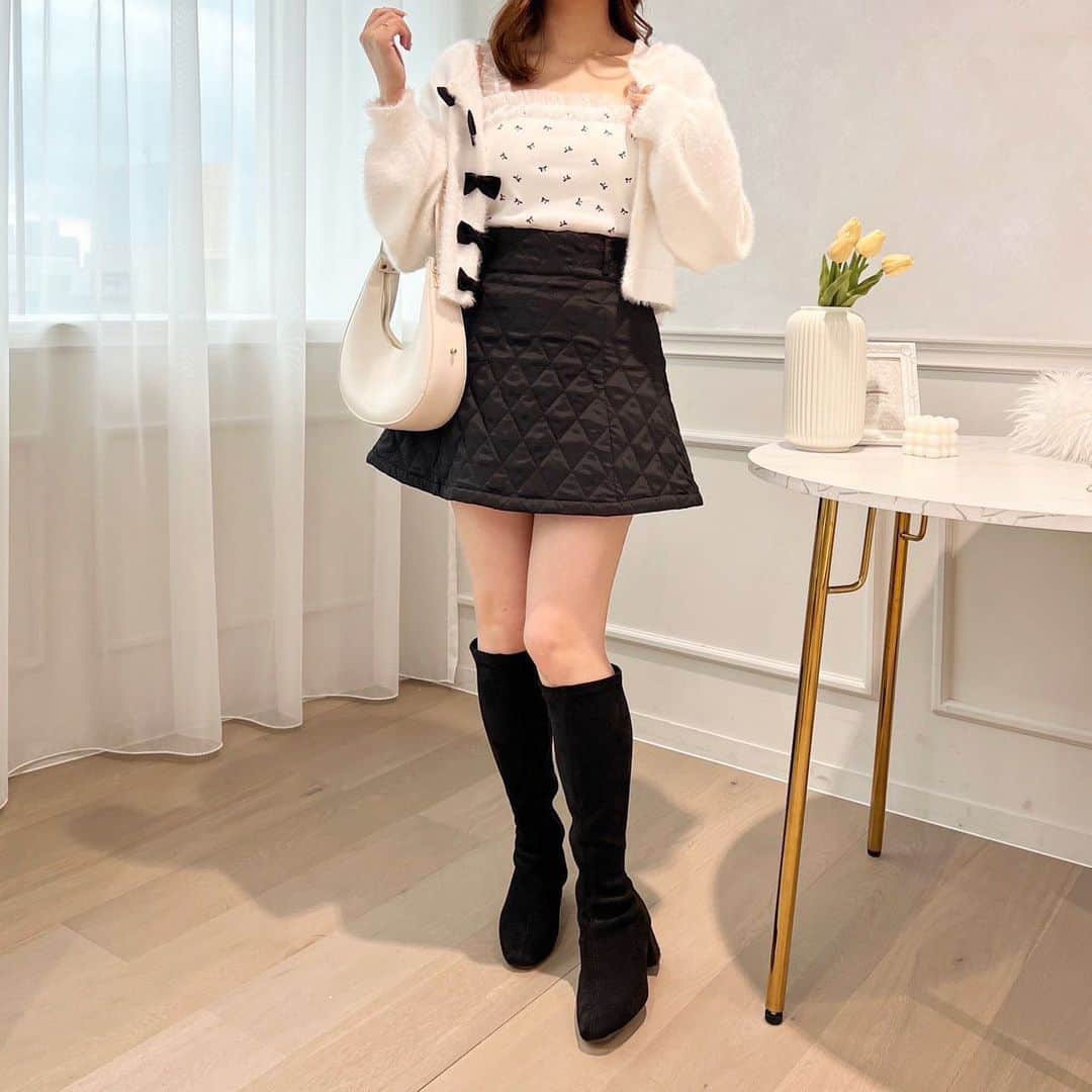 apres jour(アプレジュール) さんのインスタグラム写真 - (apres jour(アプレジュール) Instagram)「【new arrival🎀】発売中！ ⁡ ◆存在感たっぷりなキャミソール  肩紐と胸元にギャザーチュールが施された、華やかなデザイン♡  カーディガンをさらっと羽織ってチュールを覗かせて着るのはもちろん、 トップスに響かないくらいのボリュームなので インナーとしてもお使いいただけます。  カップが付いており、下着レスで着用できるのも嬉しいポイント。 しっかりホールドしてくれるので着心地も◎ オフショルダーのお洋服や肌見せ系トップスも気兼ねなく楽しめます♪ ⁡ ⁡ #アソートリブチュールキャミソール 商品番号🔎983585 サイズ…F,XL ¥2,595(taxin) ⁡ ⁡ こちらの画像はインスタ用に加工しておりますので、カラーの雰囲気が実際の商品と異なる場合がございます。 商品ページにてカラーのご確認をお願い致します。 ⁡ #ZOZOでしか買えない #アプレジュール #アプレ部」9月23日 21時45分 - apres_jour