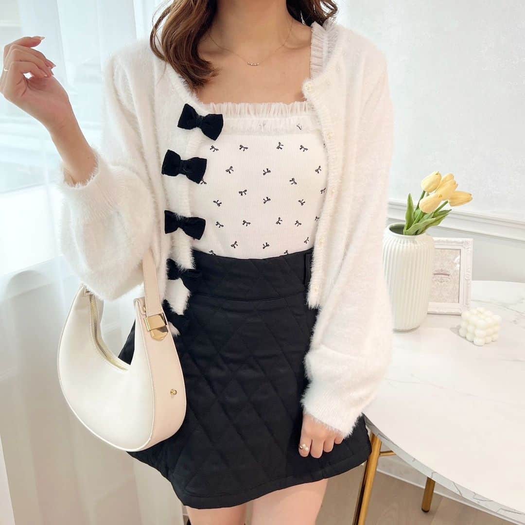 apres jour(アプレジュール) さんのインスタグラム写真 - (apres jour(アプレジュール) Instagram)「【new arrival🎀】発売中！ ⁡ ◆存在感たっぷりなキャミソール  肩紐と胸元にギャザーチュールが施された、華やかなデザイン♡  カーディガンをさらっと羽織ってチュールを覗かせて着るのはもちろん、 トップスに響かないくらいのボリュームなので インナーとしてもお使いいただけます。  カップが付いており、下着レスで着用できるのも嬉しいポイント。 しっかりホールドしてくれるので着心地も◎ オフショルダーのお洋服や肌見せ系トップスも気兼ねなく楽しめます♪ ⁡ ⁡ #アソートリブチュールキャミソール 商品番号🔎983585 サイズ…F,XL ¥2,595(taxin) ⁡ ⁡ こちらの画像はインスタ用に加工しておりますので、カラーの雰囲気が実際の商品と異なる場合がございます。 商品ページにてカラーのご確認をお願い致します。 ⁡ #ZOZOでしか買えない #アプレジュール #アプレ部」9月23日 21時45分 - apres_jour