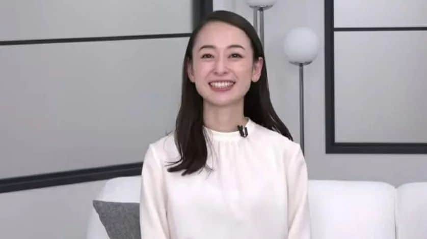 瞳ゆゆのインスタグラム：「今日も川口オートレース中継ありがとうございました🏍️  昨日と今日は、ナリス化粧品のYouTubeライブにもナビゲーターとして出演していました。  お肌のお悩みを相談して、秋冬のトレンドを教えてもらって😊  お化粧品はアップデートしないといけないという言葉が印象的でした。  確かに、年齢と共にお肌は変わってきますもんね。  モデルさん綺麗だった✨  #アナウンサー #宝塚og」