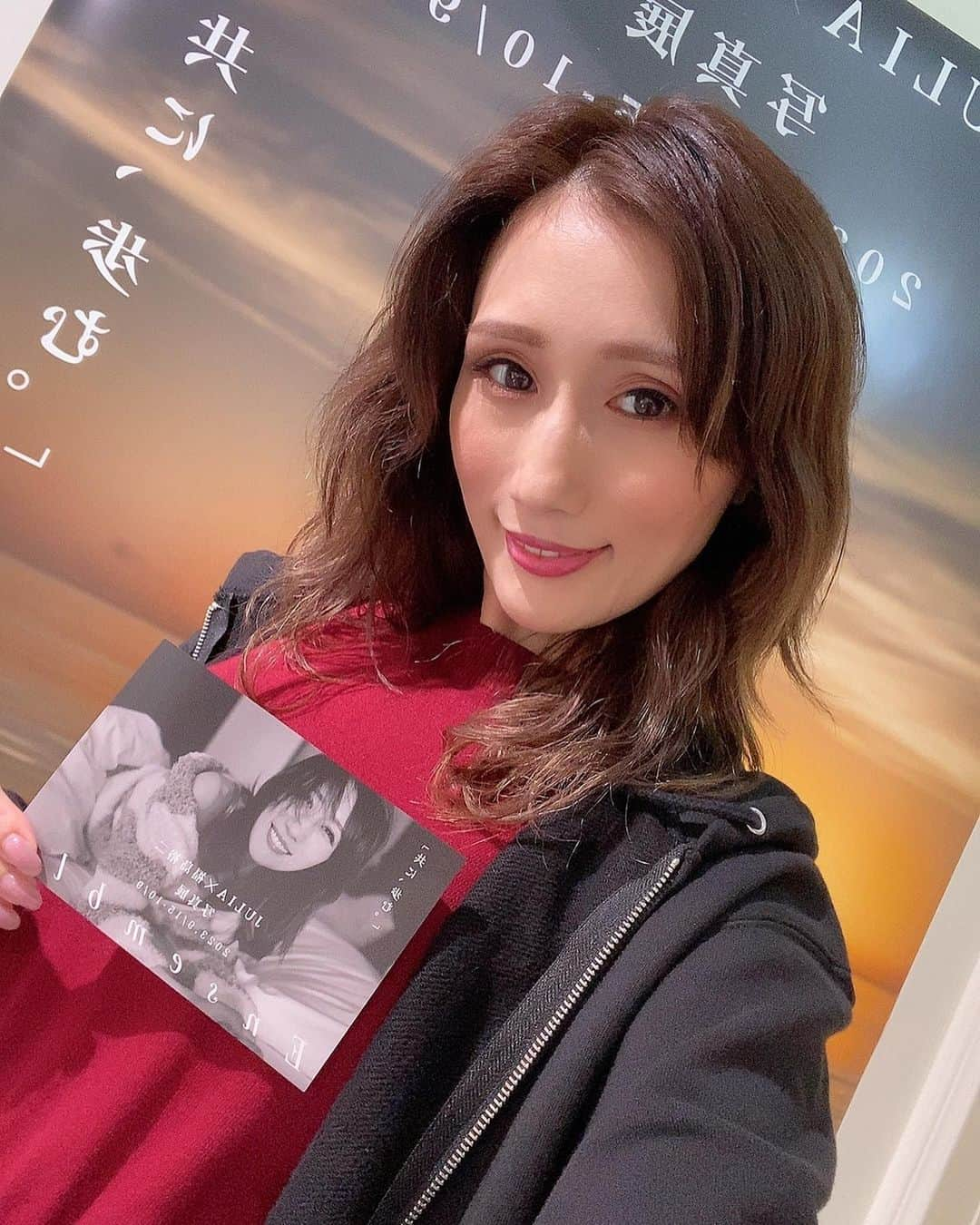 JULIAのインスタグラム：「☆ 写真展２週め始まりました！ 展示作品、特典ポストカードが新しくなりました♪♪  今日もたくさんの方が来てくれて嬉しかったし、 海外の方も来てくれて、またまた嬉しかった……♡  そしてプレゼントもありがとう♪お花💐も嬉しい…♪  明日は夕方17時くらいから在廊してます☆☆  #JULIA写真展 #julia写真展」