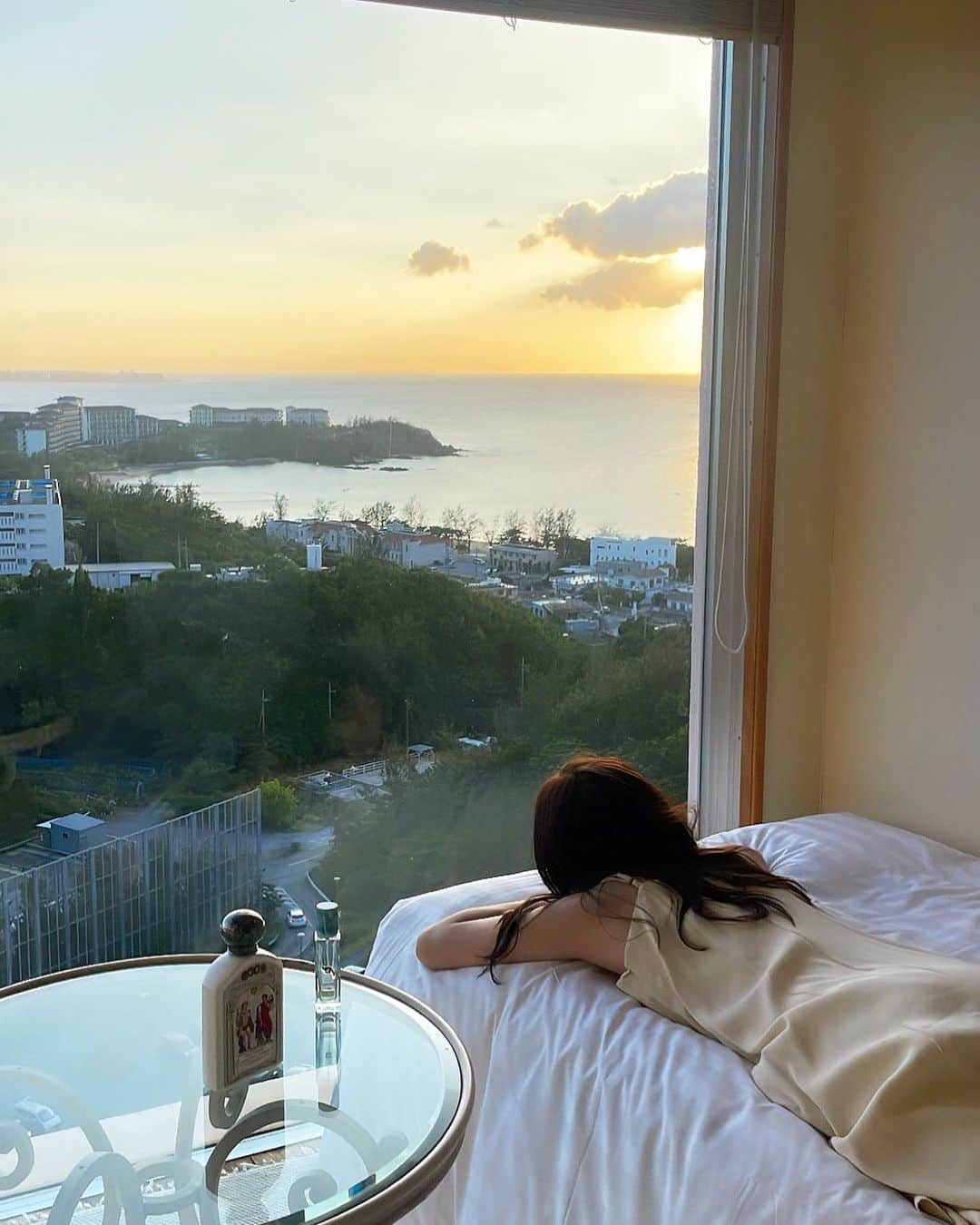 香月あやさんのインスタグラム写真 - (香月あやInstagram)「夕日が綺麗でずっと眺めてた #沖縄」9月23日 21時56分 - __aya.photo