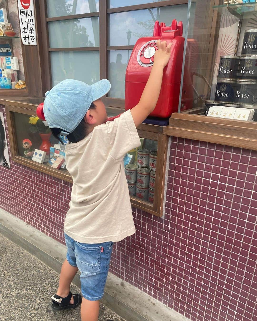 尾崎ナナさんのインスタグラム写真 - (尾崎ナナInstagram)「先日、西武園ゆうえんちに行ってきました✨ 入ったらすぐに昭和の商店街が再現されていて、ワクワク空間でした😍 お団子買ったりして、食べ歩きもしたよ🍡  そして、息子が行きたかったゴジラのアトラクション‼️ 相当怖かったらしく、終始パパにしがみついていたらしい🤣 主人は凄く面白かったらしく、絶対乗った方がいい！と。（娘がいるので乗れなかったけど😂）  他にも息子の大好きな汽車やメリーゴーランドに乗ったりして一日中遊び倒したよ😁 また行きたいなぁ✨  #西武園ゆうえんち #ウルトラマンのアトラクションも気になる #ゴジラザライド #ウルトラマンザライド」9月23日 21時57分 - nana._.ozaki