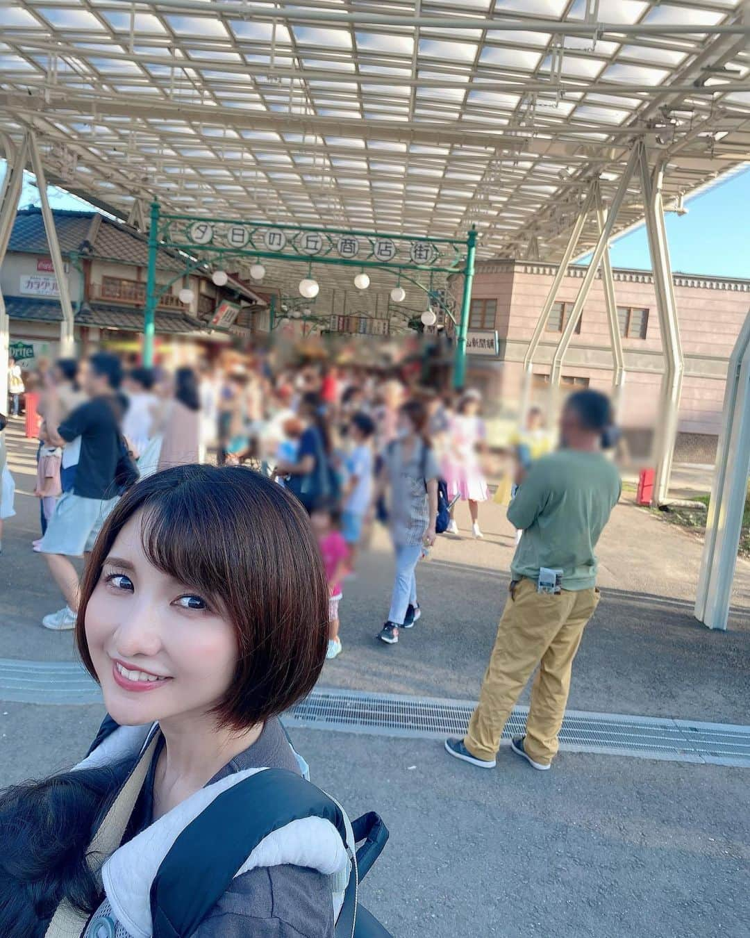 尾崎ナナのインスタグラム：「先日、西武園ゆうえんちに行ってきました✨ 入ったらすぐに昭和の商店街が再現されていて、ワクワク空間でした😍 お団子買ったりして、食べ歩きもしたよ🍡  そして、息子が行きたかったゴジラのアトラクション‼️ 相当怖かったらしく、終始パパにしがみついていたらしい🤣 主人は凄く面白かったらしく、絶対乗った方がいい！と。（娘がいるので乗れなかったけど😂）  他にも息子の大好きな汽車やメリーゴーランドに乗ったりして一日中遊び倒したよ😁 また行きたいなぁ✨  #西武園ゆうえんち #ウルトラマンのアトラクションも気になる #ゴジラザライド #ウルトラマンザライド」