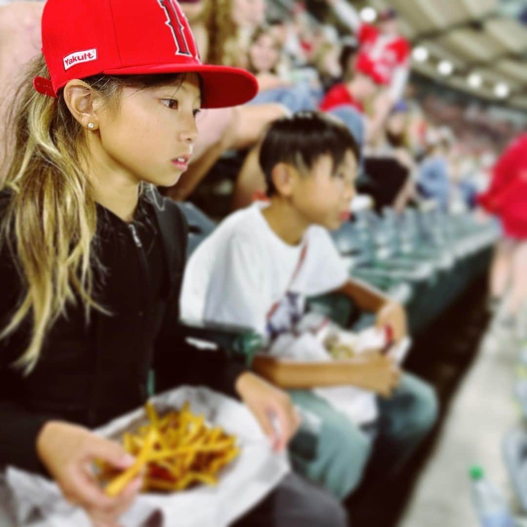 西山美希子さんのインスタグラム写真 - (西山美希子Instagram)「アナハイムのエンゼルスタジアムで野球観戦。残念ながら大谷翔平選手は出ませんでしたが、野球観戦ってこんなに楽しかったのか！と感動✨ホームラン2回も観れたし、みんなとポジティブに盛り上がる空気感も、ローカルフードとドリンクも、可愛い応援グッズのお買い物までも存分に堪能✨楽しかったーー❤️」9月23日 21時50分 - mariaclove