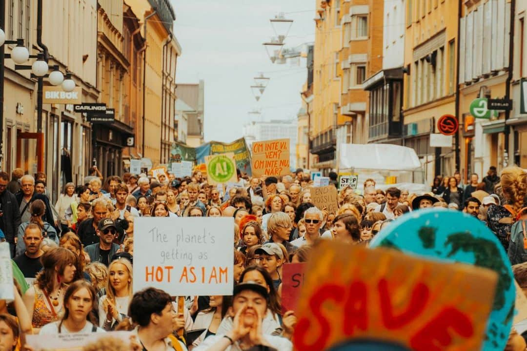 グレタ・トゥーンベリさんのインスタグラム写真 - (グレタ・トゥーンベリInstagram)「For five years now we have been striking from school every Friday to protest and demand climate justice. We were born into a crisis that we did not create. It is shameful that the responsibility to act falls so disproportionately on children and youth, because the people in power and adults fail to step up. Even though many of us are privileged, we should not have to do this. But we have no choice. If we have the possibility to become activists, that is what we have to become. Giving up will never be an option, there is simply too much at stake. People are already losing their lives and livelihoods, due to the climate crisis, and it will continue to get worse until we take real action. We can no longer let the people in power get away with sacrificing people and the planet for their own gain. That is why we keep showing up every Friday, and will continue to do so. We are the change we want to see in the world. Join us and get organised, because we need you in this fight.  📸: @haglund.albin on yesterday’s climate strike in Stockholm.」9月23日 21時50分 - gretathunberg