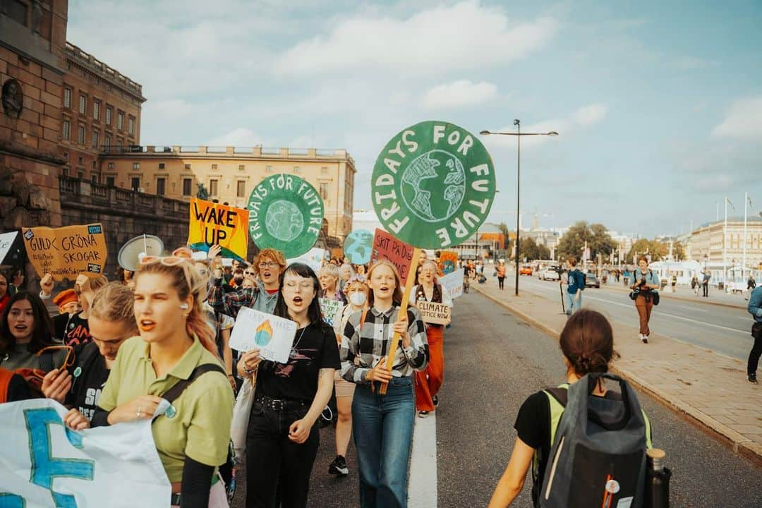 グレタ・トゥーンベリさんのインスタグラム写真 - (グレタ・トゥーンベリInstagram)「For five years now we have been striking from school every Friday to protest and demand climate justice. We were born into a crisis that we did not create. It is shameful that the responsibility to act falls so disproportionately on children and youth, because the people in power and adults fail to step up. Even though many of us are privileged, we should not have to do this. But we have no choice. If we have the possibility to become activists, that is what we have to become. Giving up will never be an option, there is simply too much at stake. People are already losing their lives and livelihoods, due to the climate crisis, and it will continue to get worse until we take real action. We can no longer let the people in power get away with sacrificing people and the planet for their own gain. That is why we keep showing up every Friday, and will continue to do so. We are the change we want to see in the world. Join us and get organised, because we need you in this fight.  📸: @haglund.albin on yesterday’s climate strike in Stockholm.」9月23日 21時50分 - gretathunberg