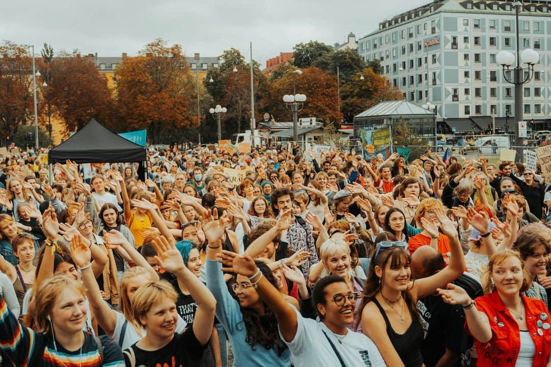 グレタ・トゥーンベリさんのインスタグラム写真 - (グレタ・トゥーンベリInstagram)「For five years now we have been striking from school every Friday to protest and demand climate justice. We were born into a crisis that we did not create. It is shameful that the responsibility to act falls so disproportionately on children and youth, because the people in power and adults fail to step up. Even though many of us are privileged, we should not have to do this. But we have no choice. If we have the possibility to become activists, that is what we have to become. Giving up will never be an option, there is simply too much at stake. People are already losing their lives and livelihoods, due to the climate crisis, and it will continue to get worse until we take real action. We can no longer let the people in power get away with sacrificing people and the planet for their own gain. That is why we keep showing up every Friday, and will continue to do so. We are the change we want to see in the world. Join us and get organised, because we need you in this fight.  📸: @haglund.albin on yesterday’s climate strike in Stockholm.」9月23日 21時50分 - gretathunberg