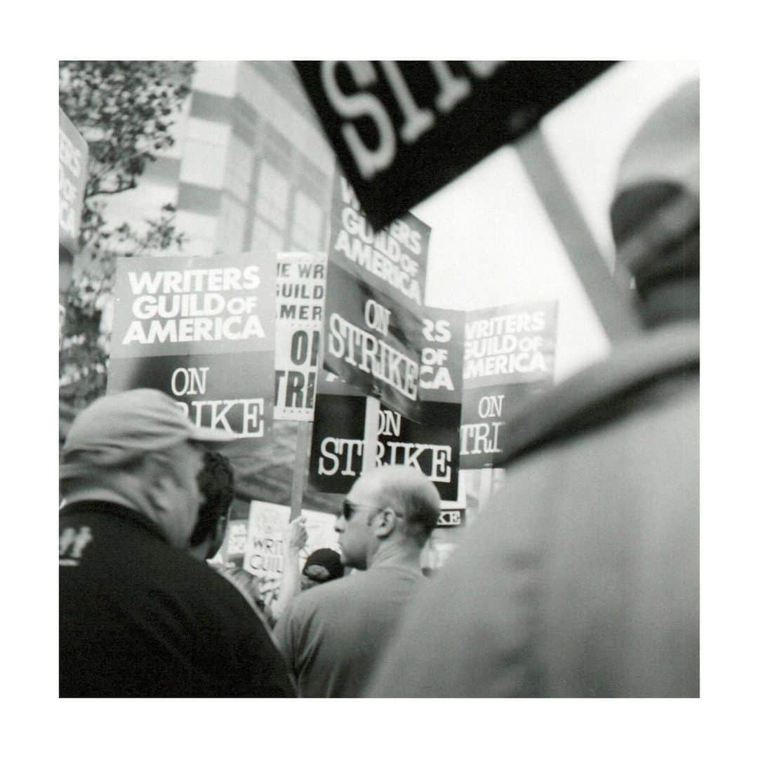 コビー・スマルダーズさんのインスタグラム写真 - (コビー・スマルダーズInstagram)「The first two of these pictures were from the WGA strike in 2007.  The last two are from the WGA and SAG/AFTRA strike happening now.  Both on the FOX lot.  Still looking for a fair deal. #sagaftrastrong @sagaftra」9月23日 21時53分 - cobiesmulders