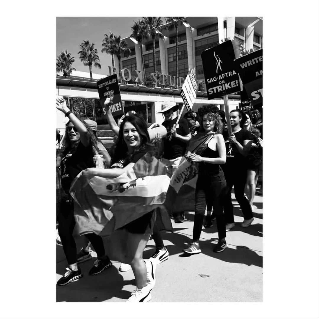 コビー・スマルダーズさんのインスタグラム写真 - (コビー・スマルダーズInstagram)「The first two of these pictures were from the WGA strike in 2007.  The last two are from the WGA and SAG/AFTRA strike happening now.  Both on the FOX lot.  Still looking for a fair deal. #sagaftrastrong @sagaftra」9月23日 21時53分 - cobiesmulders