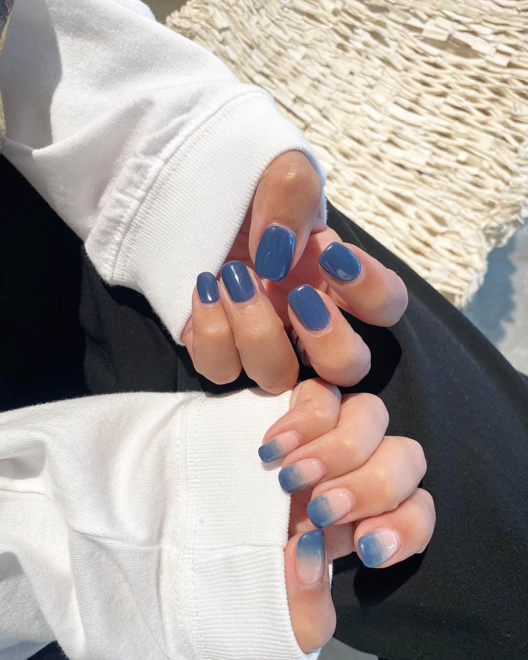 知念美加子さんのインスタグラム写真 - (知念美加子Instagram)「New nail 💙  初めての藍色と、グラデーション🤍 おとなっぽくしたいのと、夏も秋もいけそうな色♪  Thank you @nail.okm   #naildesign #ネイルデザイン #那覇ネイルサロン  #nail #アトリエねいる  #ちねんねいる #ネイルデザイン」9月23日 21時54分 - chinenmikako