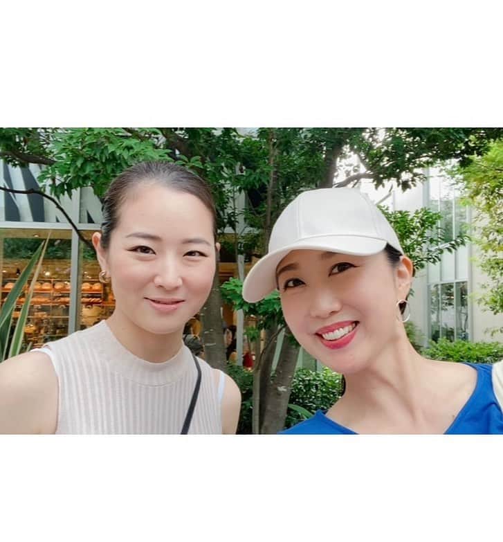 酒向杏奈のインスタグラム：「. . 久しぶりの再会❣️ . ボストンで一緒だったママ友でもあるお友達　@hayamikoga さん　とランチへ♪ . この美女なんと💨 . 今年、ハーバード公衆衛生大学院を卒業し、ハーバード大学ウェルビーイング博士研究員へ✨ . 「女性だって、出産&子育てしながらだって、ハーバードで博士号は取れる‼️」 という彼女の名言に感服🙏 . いや〜IQ違いすぎる💦とか、色々と言い訳出てきたけど… その情熱や何かを追求することは私にも真似できる！！私ももう一度頑張ろうっと思わせてくれました💨 . そして、この美しさよ😳 "天は二物を与えず"って絶対嘘よね🤥 . 日本のウェルビーイングの研究についての話も聞きたいことがいっぱい！！時間が足りない💦 . 次回のプレイデートも楽しみだ〜💓 . . #ボストン生活 #お友達 #尊敬するママ友 #再会 #ウェルビーイング」