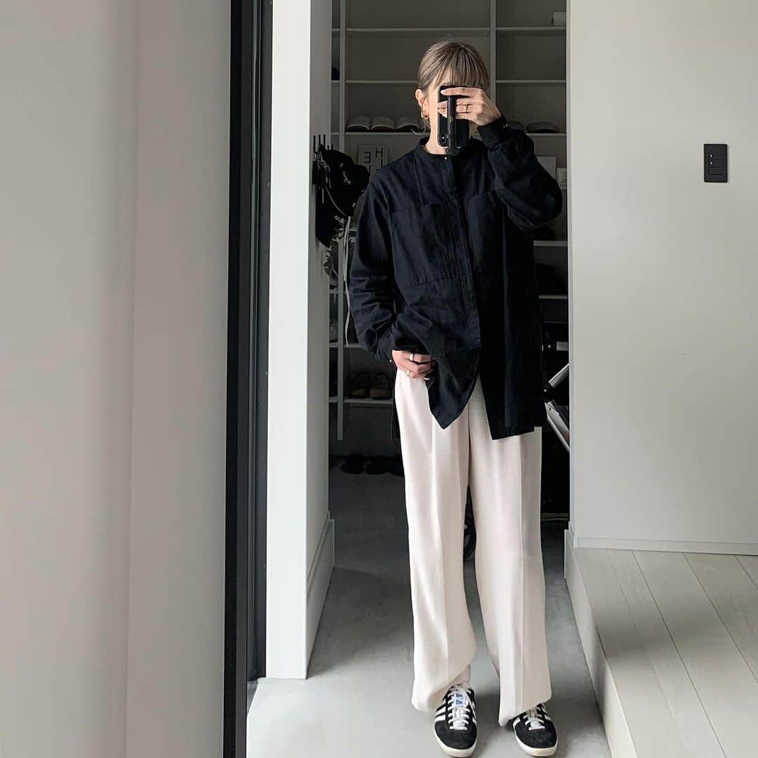 Mie Kawanoのインスタグラム：「いつかのモノトーン🖤🤍 髪伸びるの早いそろそろ切りたい✂︎  Tops @canaljean  Pants #roku Shoes #adidas  #coordinate  #instagood #モノトーンコーデ」