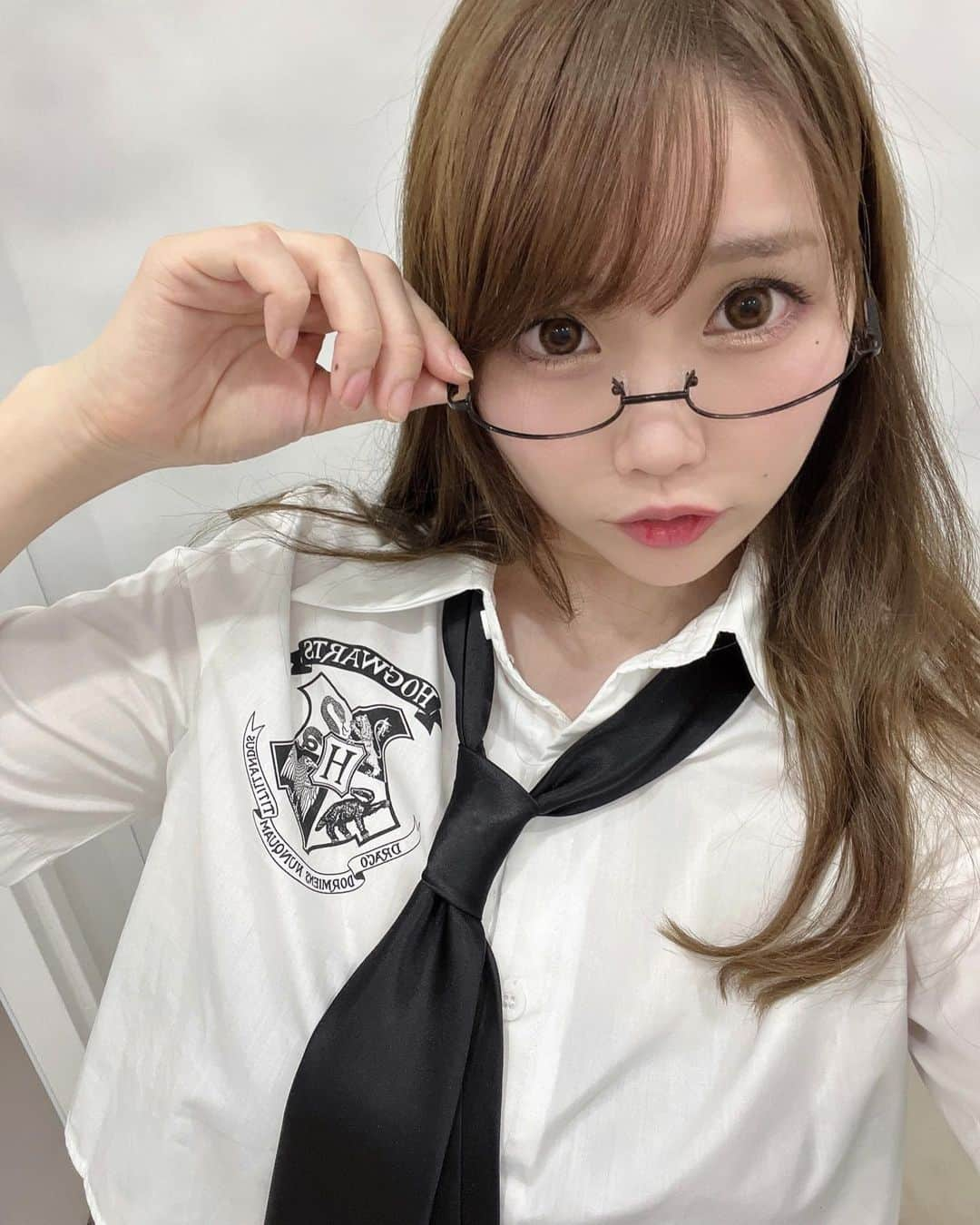 塚本舞のインスタグラム：「さりげなくホグワーツシャツなの気づいた？🤓⚡️」