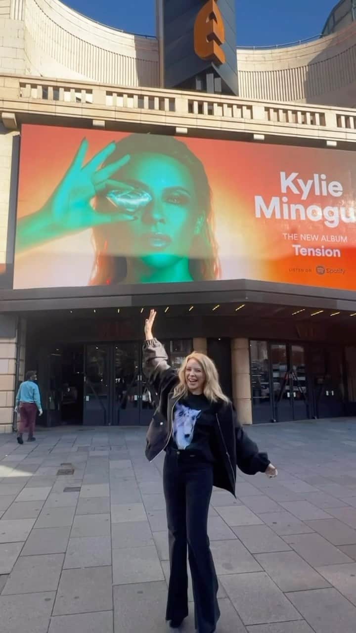 カイリー・ミノーグのインスタグラム：「🖤💚 BABY BREAK THE BILLBOARD 💚🖤 Leicester Square!! Spotify!! LOVE!!!」