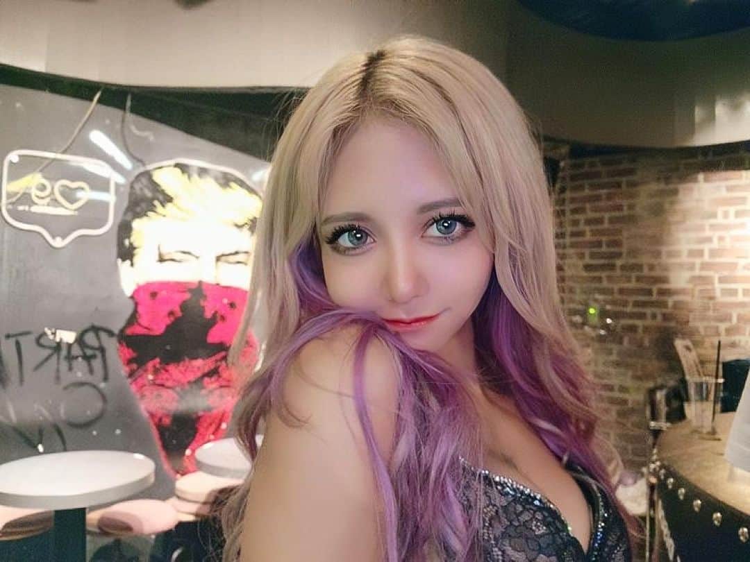 SHA-NAのインスタグラム：「Hi  #パリオン #六本木 #partyon #バーレスク #バーレスク東京 #BurlesqueTokyo #Tokyo #ギャル #派手髪 #スニーカー女子  #ビジョビ#gal #水着 #攝影日記 #人像摄影 #撮影会」