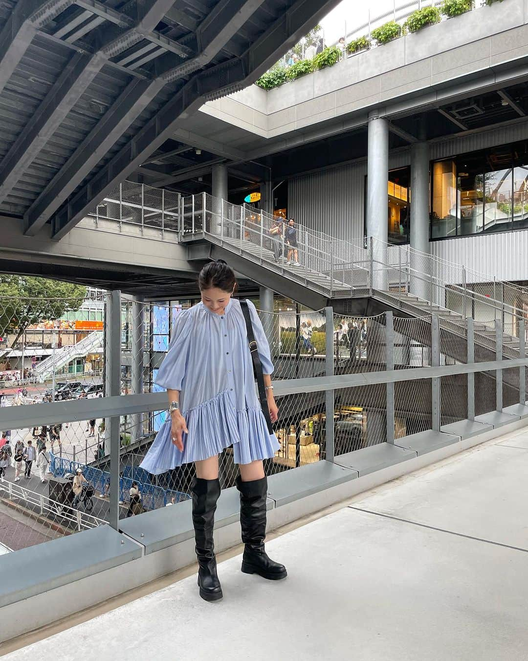 chinatsu614さんのインスタグラム写真 - (chinatsu614Instagram)「Airy blue dress. #ootd #lanvinenbleu #inscrire #ronherman #jilsander #tiffany  ・ ・ ・  涼しくなってやっと着れた @lanvin_en_bleu_womens のブラウス。  プリーツが広がるデザインと光沢感がある生地が気に入ったの♥︎  キレイなブルーも好き♥︎」9月23日 21時58分 - chinatsu614