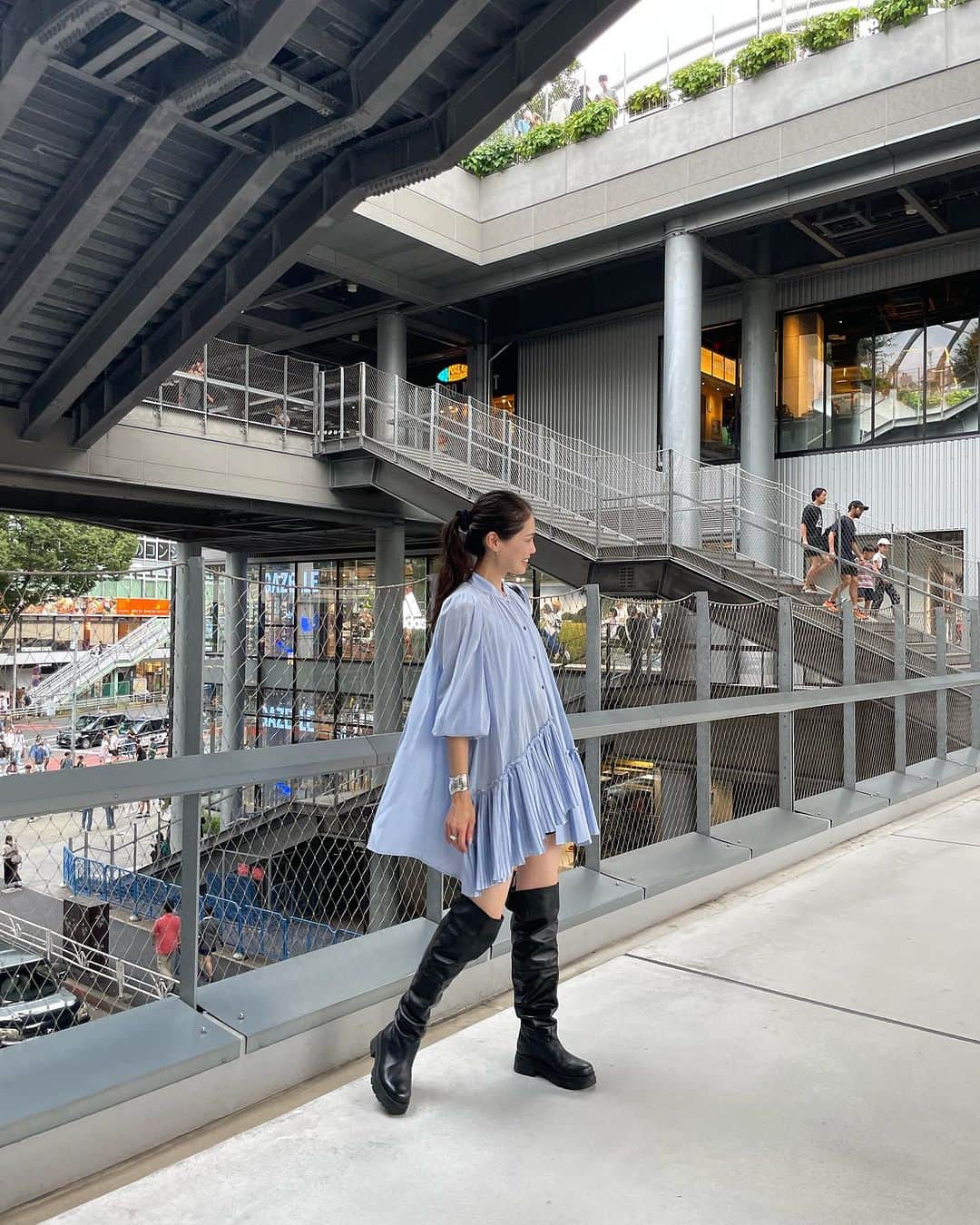 chinatsu614さんのインスタグラム写真 - (chinatsu614Instagram)「Airy blue dress. #ootd #lanvinenbleu #inscrire #ronherman #jilsander #tiffany  ・ ・ ・  涼しくなってやっと着れた @lanvin_en_bleu_womens のブラウス。  プリーツが広がるデザインと光沢感がある生地が気に入ったの♥︎  キレイなブルーも好き♥︎」9月23日 21時58分 - chinatsu614