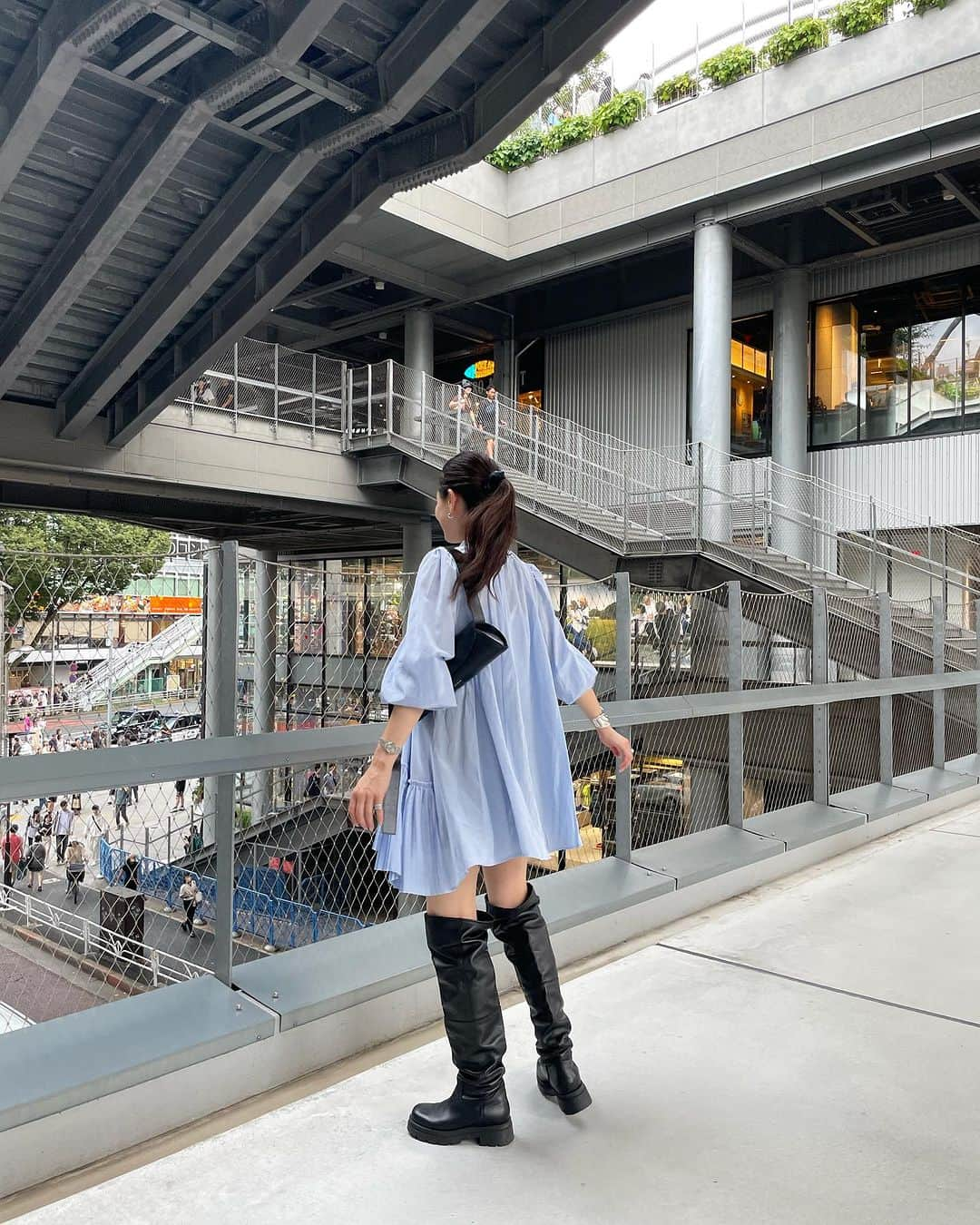 chinatsu614さんのインスタグラム写真 - (chinatsu614Instagram)「Airy blue dress. #ootd #lanvinenbleu #inscrire #ronherman #jilsander #tiffany  ・ ・ ・  涼しくなってやっと着れた @lanvin_en_bleu_womens のブラウス。  プリーツが広がるデザインと光沢感がある生地が気に入ったの♥︎  キレイなブルーも好き♥︎」9月23日 21時58分 - chinatsu614