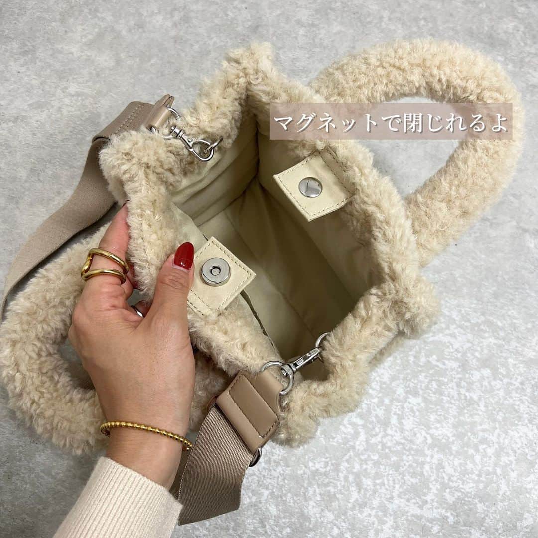 Miyoさんのインスタグラム写真 - (MiyoInstagram)「プロフィール▶︎▶︎ @miyopu ⁡ 発売初日に一目惚れした @gu_global の #ボアミニショルダーバッグ 🤍 ⁡ 持つだけで一気に秋冬コーデに🥹 荷物も入るから実用的👌🏻 (長財布も入った) ⁡ サイズ違いで一回り大きめもあったよ🧸💓 チェックしてみてね🫶🏻 ⁡ ⁡ #GU#GU購入品#ジーユー#GUコーデ」9月23日 21時59分 - miyopu