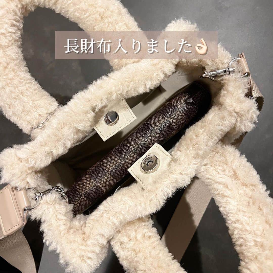 Miyoさんのインスタグラム写真 - (MiyoInstagram)「プロフィール▶︎▶︎ @miyopu ⁡ 発売初日に一目惚れした @gu_global の #ボアミニショルダーバッグ 🤍 ⁡ 持つだけで一気に秋冬コーデに🥹 荷物も入るから実用的👌🏻 (長財布も入った) ⁡ サイズ違いで一回り大きめもあったよ🧸💓 チェックしてみてね🫶🏻 ⁡ ⁡ #GU#GU購入品#ジーユー#GUコーデ」9月23日 21時59分 - miyopu