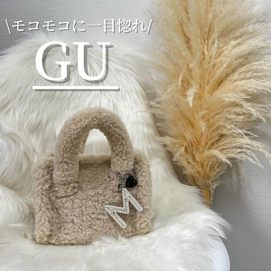Miyoのインスタグラム：「プロフィール▶︎▶︎ @miyopu ⁡ 発売初日に一目惚れした @gu_global の #ボアミニショルダーバッグ 🤍 ⁡ 持つだけで一気に秋冬コーデに🥹 荷物も入るから実用的👌🏻 (長財布も入った) ⁡ サイズ違いで一回り大きめもあったよ🧸💓 チェックしてみてね🫶🏻 ⁡ ⁡ #GU#GU購入品#ジーユー#GUコーデ」