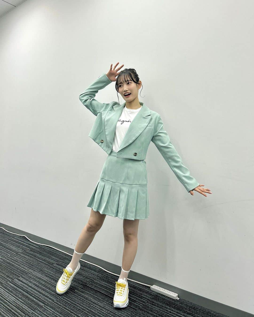 黒須遥香さんのインスタグラム写真 - (黒須遥香Instagram)「この服着てると、おしゃれ！って言ってもらえるからいっぱい着ちゃう ☺︎🌼  　  .      #セットアップ #redyazel #ミニスカート #ジャケット #スニーカー」9月23日 21時59分 - kuros.mile_haruka