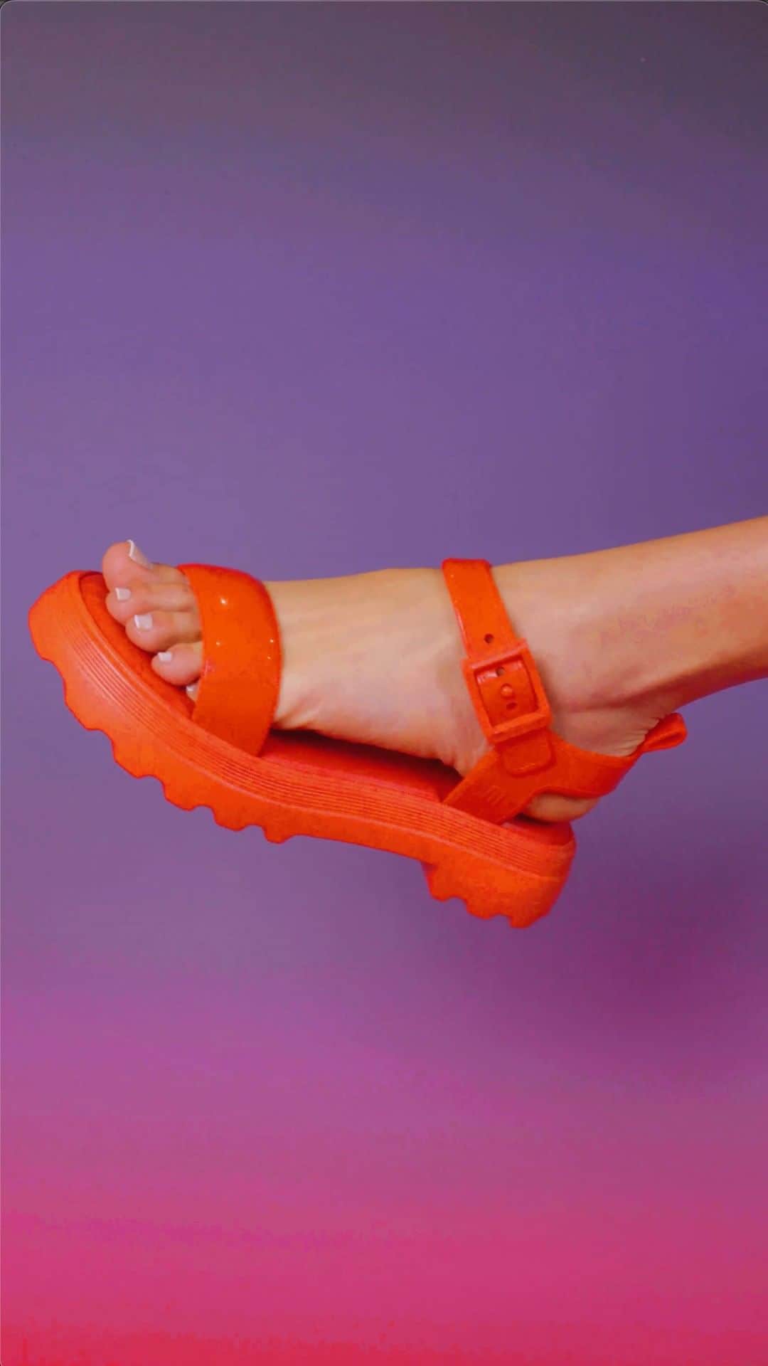 メリッサのインスタグラム：「Infelizmente não vou conseguir te ajudar a escolher a sua cor favorita da #MelissaTownSandal, também estou apaixonada por todas elas 😮‍💨 O hit já chegou na loja virtual, link na bio! ✌」
