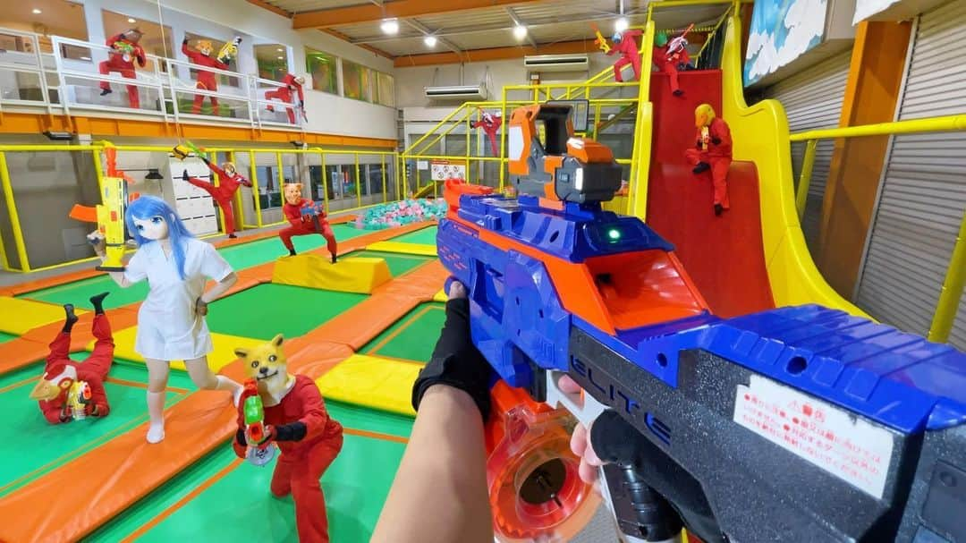 Kamiwaza Trickshotsさんのインスタグラム写真 - (Kamiwaza TrickshotsInstagram)「Nerf War | Amusement Park Battle 47🔫 ナーフ戦争 | トランポリンパーク浜松 & オペレーションジャッジメント編🔥公開  今回は静岡県にあるトランポリンパークと室内サバゲー施設とのコラボ動画です！！ テイストの異なった２つのステージをフル活用したナーフの戦いをお楽しみ下さい😎🔥  @tpark_hamamatsu  @operation_judgment  お忙しいなか撮影に全面協力して頂き本当にありがとうございました🙏  @kamiwaza.tomo @nari_kamiwaza @hidetorian  #nerf #nerfwar #nerfgun  #youtube #トランポリンパーク浜松 #オペレーションジャッジメント #trampolineparkhamamatsu #operationjudgment」9月23日 22時00分 - kamiwazatrickshots