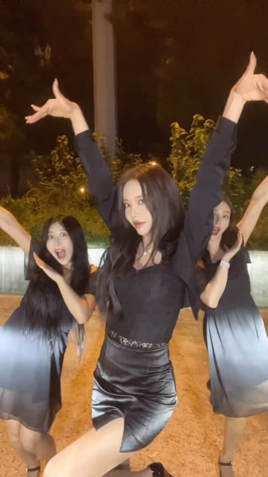 ホン・ジニョンのインスタグラム：「이젠 춤추면 갈비뼈가 뽝!!!하고 아파오는 슬픈현실ㅋㄱㄱ🥲」