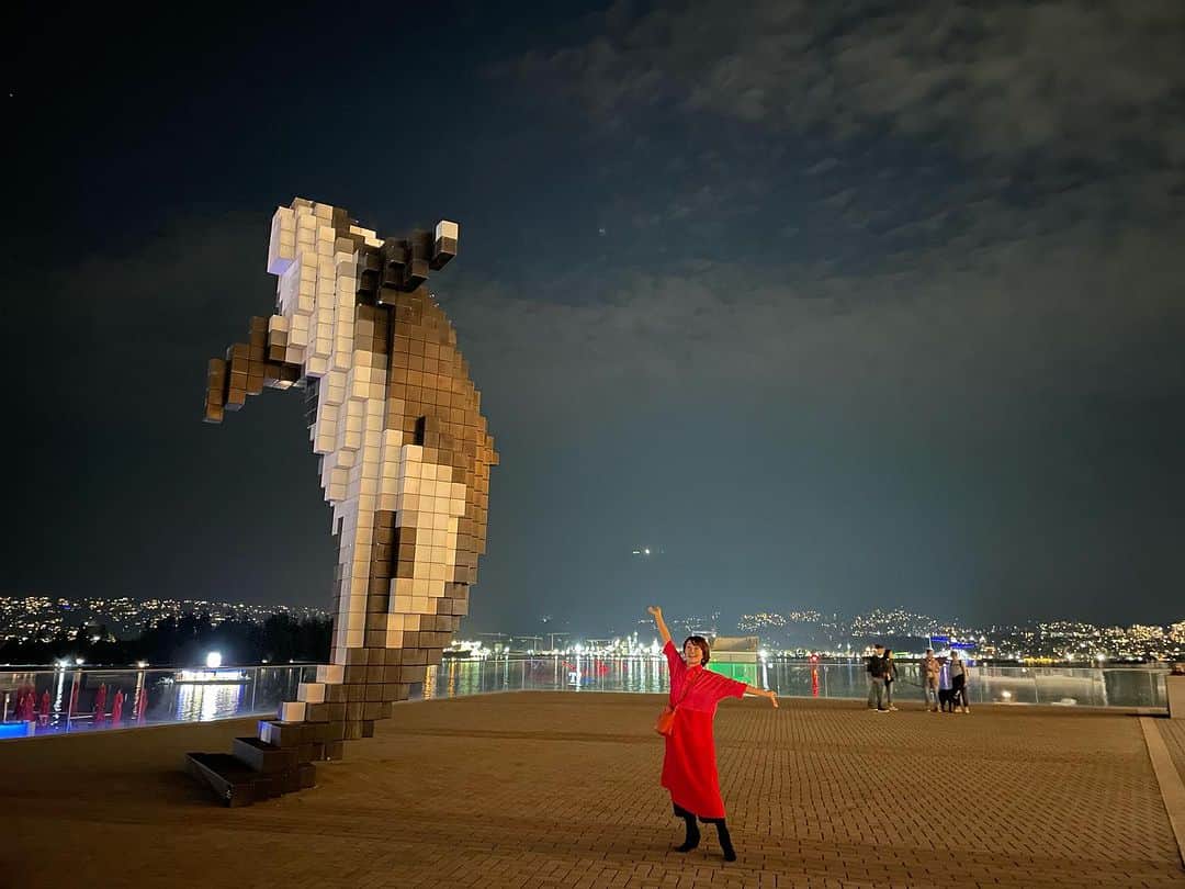 のインスタグラム：「遅めの夏休み in Vancouver has begun🇨🇦🙌  Hi Digital Orca 🐬 Hi オリンピック聖火台火🔥 Hi Vancouver Waterfront🚢  My vacation week 2023 in Vancouver has begun🇨🇦  久しぶりの汗かかない気候。」
