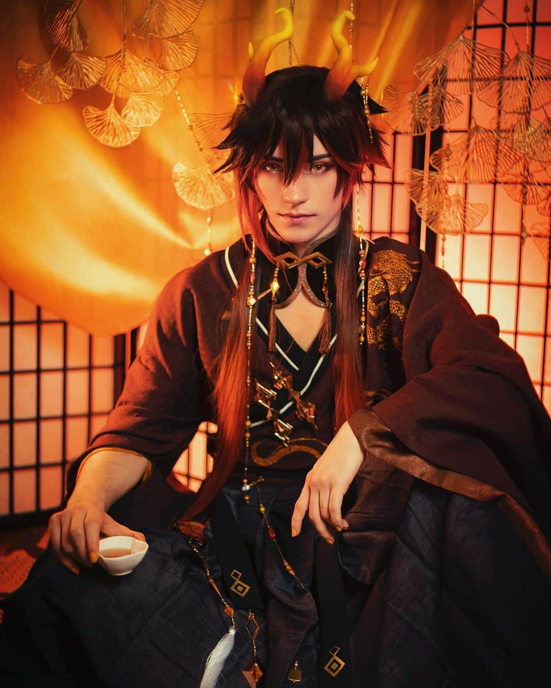 Geheのインスタグラム：「dragon granpa 🐉 this photoshoot was so much fun 😤 setting the studio up is always one of my favorite parts of the process  Photo by @pnkvirus  #zhongli #genshinimpact #cosplay #cosplayphotography」