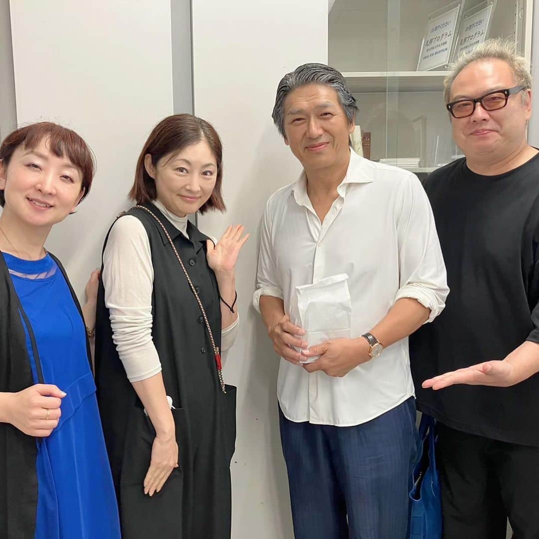 常盤貴子のインスタグラム：「この夏、映画の撮影で久しぶりにご一緒した高橋克典さん企画、演出の朗読劇を観に、その時のチームで青山学院へ！！  克典さんの他にも、阿部寛さん、井川遥さんという豪華な出演者の皆様と、青学という歴史ある名門校の空間と、劇の内容に、こんな世界があるんだなぁと、また一つ、勉強させてもらいました✨  サービス精神旺盛な克典さんの、誰よりも楽しんでいるお姿は観ている方まで笑顔になってしまいました✨  遥かなる山の呼び声が今日から放送という日に阿部寛さんにもご挨拶できて、嬉しかったぁ✨  私も珠洲の朗読劇頑張らなきゃ！とやる気に満ちたところで、外に出たら、応援団&チアが励ましてくれた！！ 「笑顔で〜！青山ぁ！」と掛け声をかける チアガールたちの笑顔に力をもらって、さらに元気出た！！  がむばるで〜！！！  克典さん！お誘いありがとうございましたぁ✨  #青山学院大学同窓会  #高校野球も  #箱根駅伝も  #大好きだから嬉しかった  #メッセージを書いて折り鶴折ったよん  #あらやだ  #放送始まっちゃった（笑） #間に合わず…」