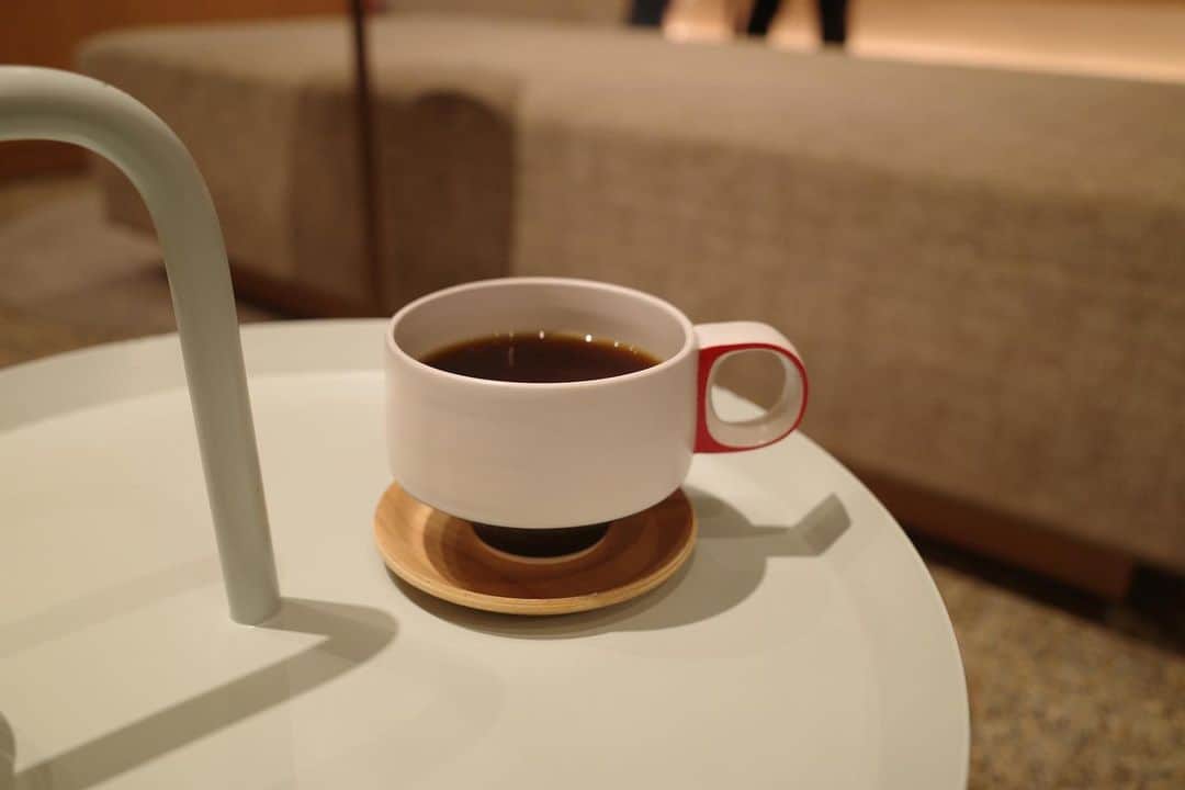 石井輝明さんのインスタグラム写真 - (石井輝明Instagram)「京都、丸太町。 KURASUさんは清潔感がとてつもない。 インテリアもコーヒーもカップも、全てが綺麗。  今日は単独ライブありがとうございました。 そして明日もよろしくお願いします。  #kurasuebisugawa #cafe #coffee #カフェ #コーヒー #喫茶店 #京都カフェ #丸太町カフェ #カフェ芸人」9月23日 22時15分 - comandanteishii