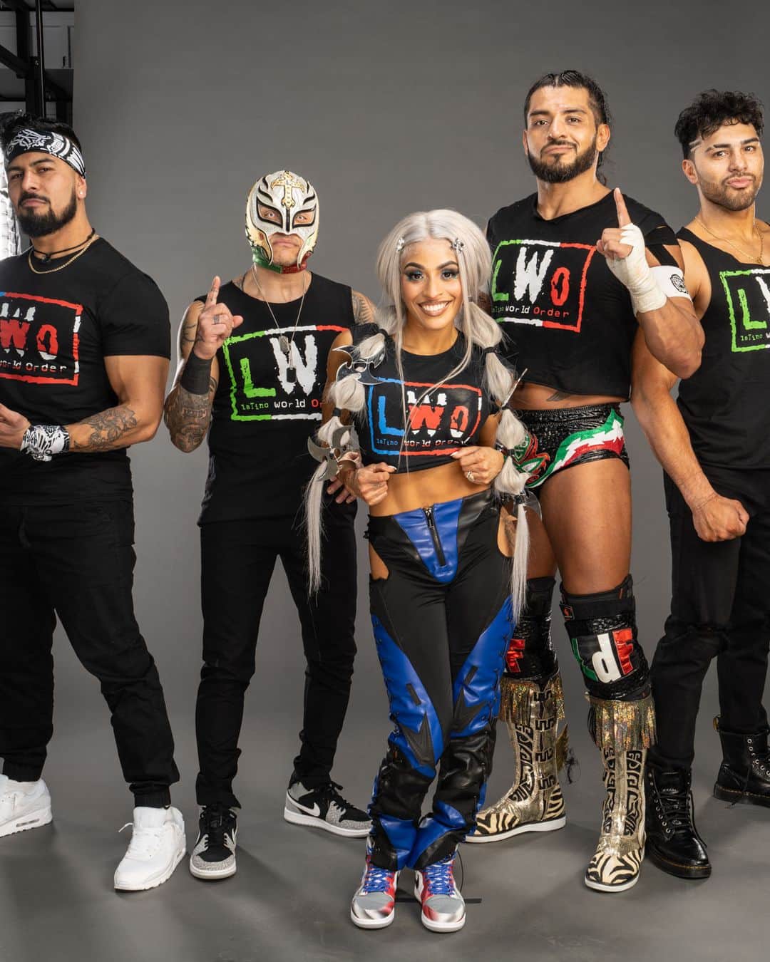 WWEのインスタグラム：「The legacy of the LWO runs deep 🇲🇽 🇵🇷 #HispanicHeritageMonth」
