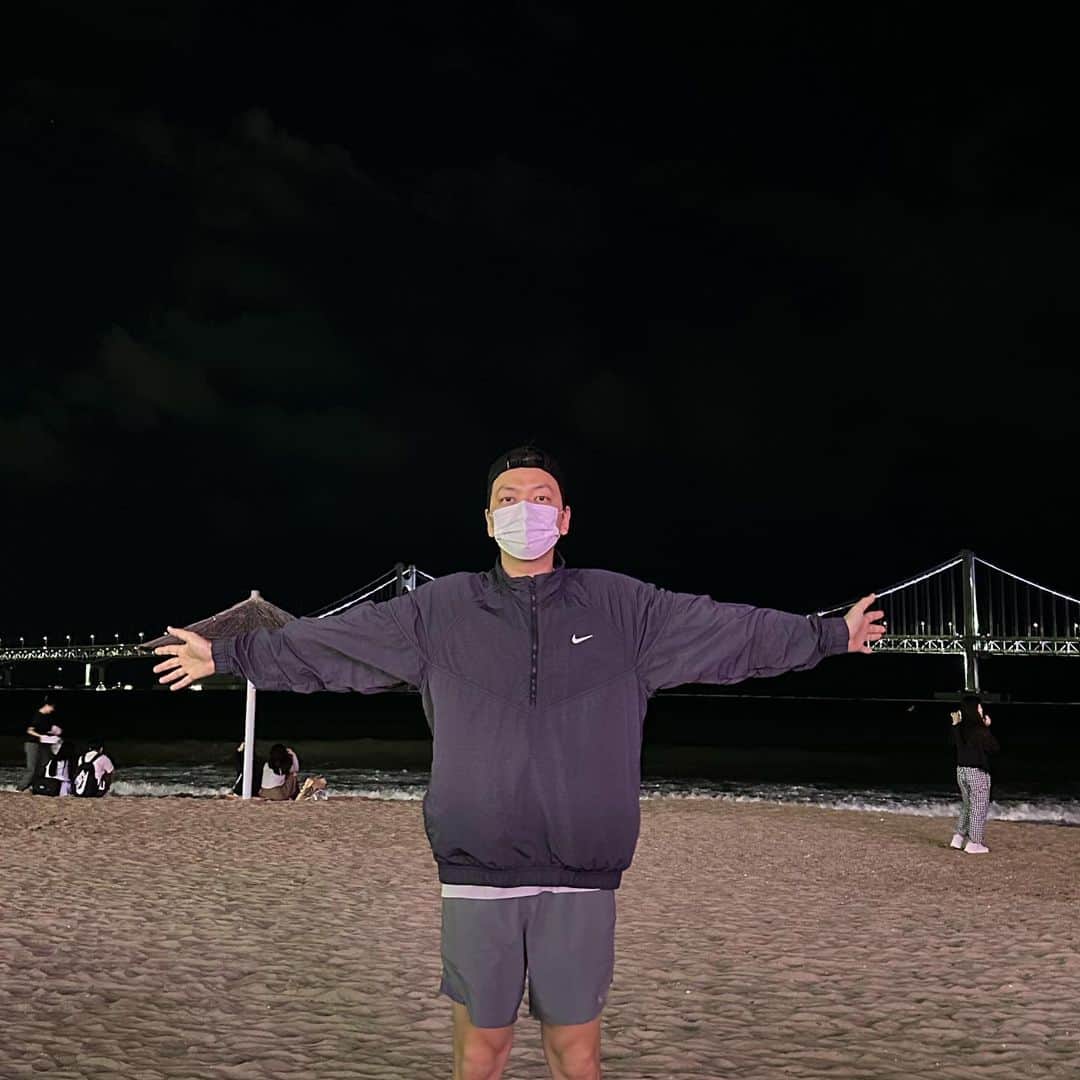 のインスタグラム：「사랑하는 부산관객여러분💜 수사반장 촬영관계로 지금에서야 도착했습니다.  무대인사 못드려서 죄송해요.  다시 오는 그날까지 더 열심히할게요.  저희 둘째 고양이가 바로 여기가 고향이라서 늦게라도 와보고싶었습니다. ❤️‍🔥」