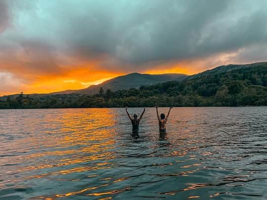 ヘレン・スケルトンのインスタグラム：「Pinched some moments In between downpours . Pic one and four with … @goldie_mm @merjumpyjames @lakedistrictdiving @vermyknid 😜  #outdoors #freshair #lakedistrict」