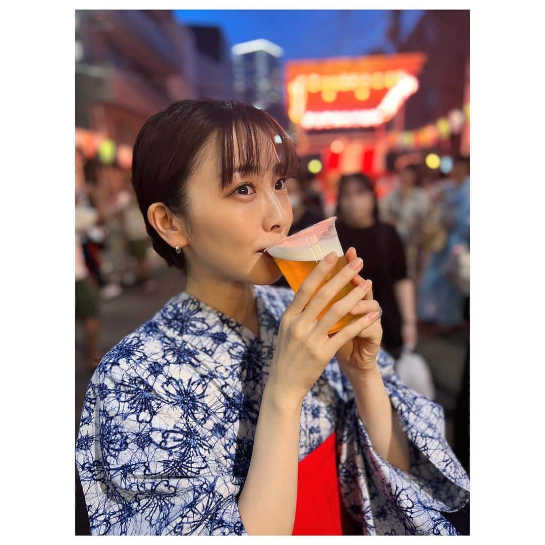 三上真奈のインスタグラム：「少し前に夏祭りに🍧 お祭りで1番すきなのはゲソ〜🦑🦑　 ゲソをむしゃむしゃしたあと がーっとビールで流し込みました🍻 極上のしあわせ🥰🥰」