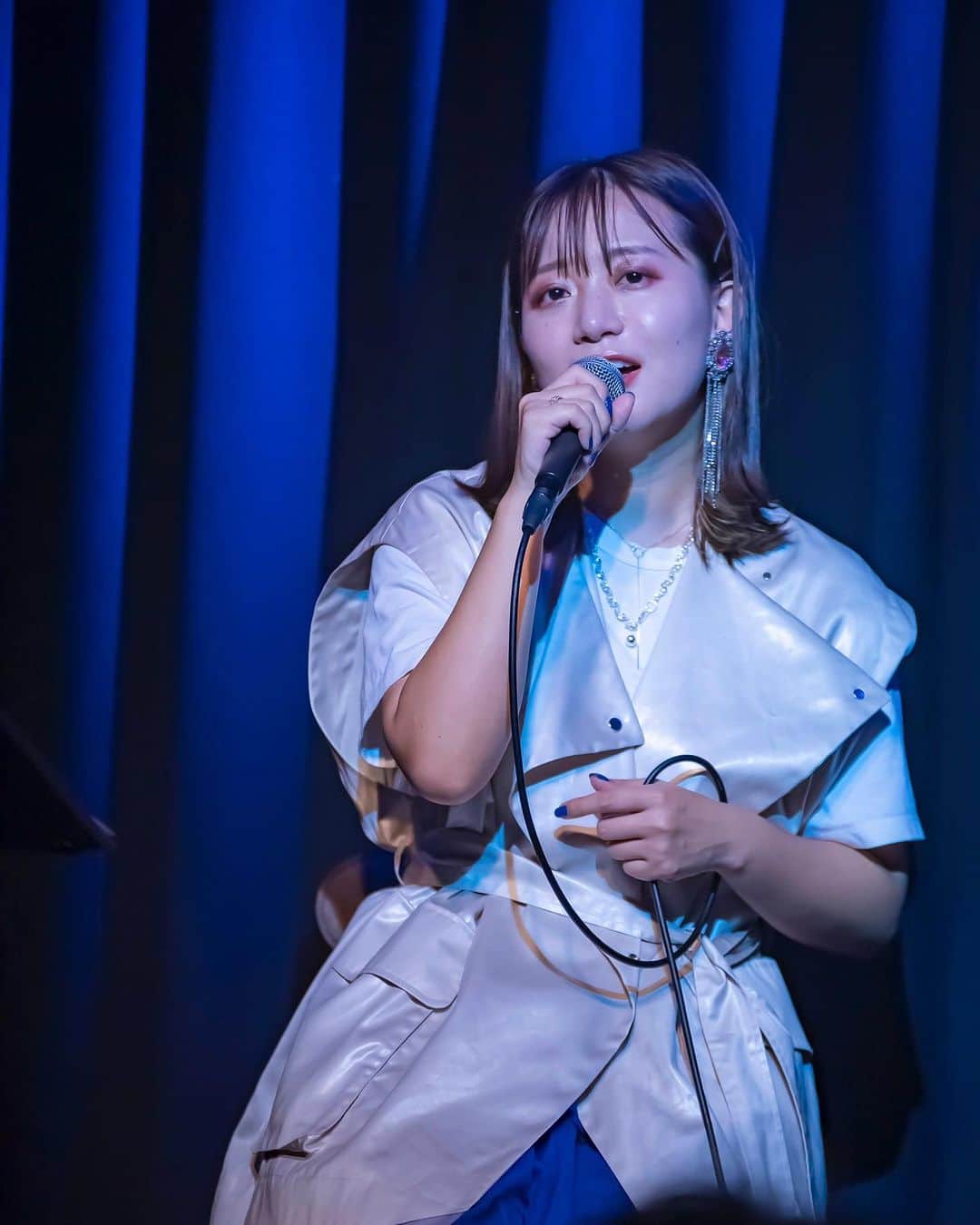 新井和佳奈さんのインスタグラム写真 - (新井和佳奈Instagram)「和佳奈 Live ~幕開け~ 個人的にお気に入りの写真。。。🟦  楽しかったな〜ーあっという前の2時間だったなぁ〜また皆さんに会いたい🙌  Photo by @hirossahhnn  #路上Live #路上スナップ  #路上シンガー #路上singer #映画主題歌 #歌 #歌カバー #歌カバー動画 #歌ってみた #歌好きな人と繋がりたい  #シンガー #シンガーソングライター #シンガーソングライターと繋がりたい  #イヤフォン #和佳奈 #アカペラ #acappella  #弾き語り #弾き語り女子  #弾き語り動画  #弾き語りさんと繋がりたい」9月23日 22時08分 - wa_416
