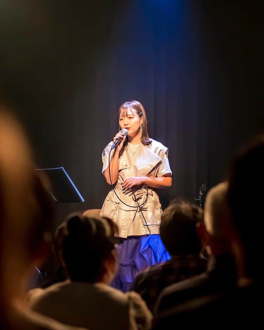 新井和佳奈さんのインスタグラム写真 - (新井和佳奈Instagram)「和佳奈 Live ~幕開け~ 個人的にお気に入りの写真。。。🟦  楽しかったな〜ーあっという前の2時間だったなぁ〜また皆さんに会いたい🙌  Photo by @hirossahhnn  #路上Live #路上スナップ  #路上シンガー #路上singer #映画主題歌 #歌 #歌カバー #歌カバー動画 #歌ってみた #歌好きな人と繋がりたい  #シンガー #シンガーソングライター #シンガーソングライターと繋がりたい  #イヤフォン #和佳奈 #アカペラ #acappella  #弾き語り #弾き語り女子  #弾き語り動画  #弾き語りさんと繋がりたい」9月23日 22時08分 - wa_416