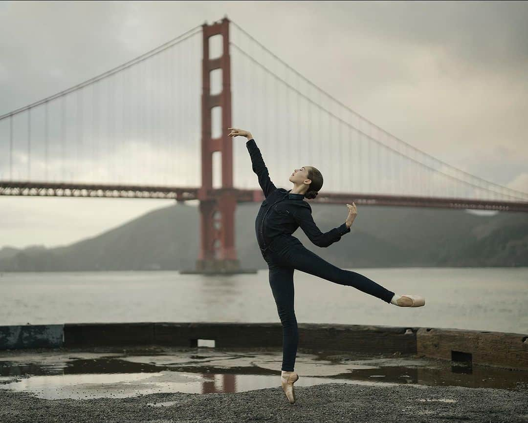 ballerina projectさんのインスタグラム写真 - (ballerina projectInstagram)「𝐉𝐮𝐥𝐢𝐞𝐭 𝐃𝐨𝐡𝐞𝐫𝐭𝐲 in San Francisco.   @julietdoherty #julietdoherty #ballerinaproject #sanfrancisco #goldengatebridge #crissyfield #ballerina #ballet #dance #denim   Ballerina Project 𝗹𝗮𝗿𝗴𝗲 𝗳𝗼𝗿𝗺𝗮𝘁 𝗹𝗶𝗺𝗶𝘁𝗲𝗱 𝗲𝗱𝘁𝗶𝗼𝗻 𝗽𝗿𝗶𝗻𝘁𝘀 and 𝗜𝗻𝘀𝘁𝗮𝘅 𝗰𝗼𝗹𝗹𝗲𝗰𝘁𝗶𝗼𝗻𝘀 on sale in our Etsy store. Link is located in our bio.  𝙎𝙪𝙗𝙨𝙘𝙧𝙞𝙗𝙚 to the 𝐁𝐚𝐥𝐥𝐞𝐫𝐢𝐧𝐚 𝐏𝐫𝐨𝐣𝐞𝐜𝐭 on Instagram to have access to exclusive and never seen before content. 🩰」9月23日 22時08分 - ballerinaproject_