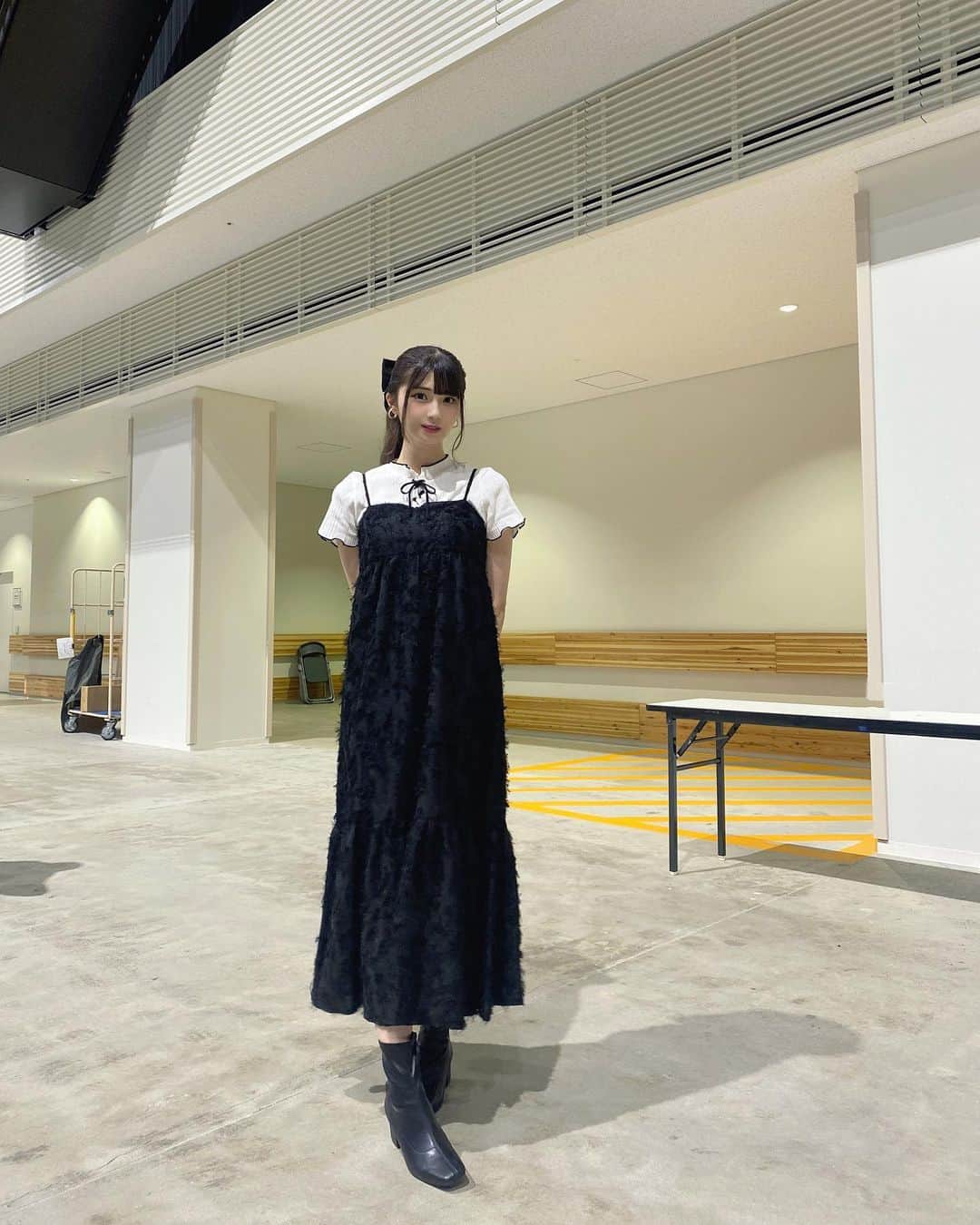 のインスタグラム：「❤︎❤︎❤︎  対面お話し会でした本日🥰 こういう靴はあまり履かないのでレアだったかも🫶🏻  髪型も結構変えました💫  お話ししにきてくれて本当にありがと〜！！大好きの気持ち受け取りました！！  トップス黒にするか迷ったんです実は〜！！💭  今日のお洋服、髪型、アクセサリー悩んで今日を迎えてくれたのかなと思うと愛おしいです！私と同じだね( ⸝⸝⸝¯ ¯⸝⸝⸝ )  次の対面お話し会は10月ですね！  何着ようかな〜！今から楽しみ🥰」