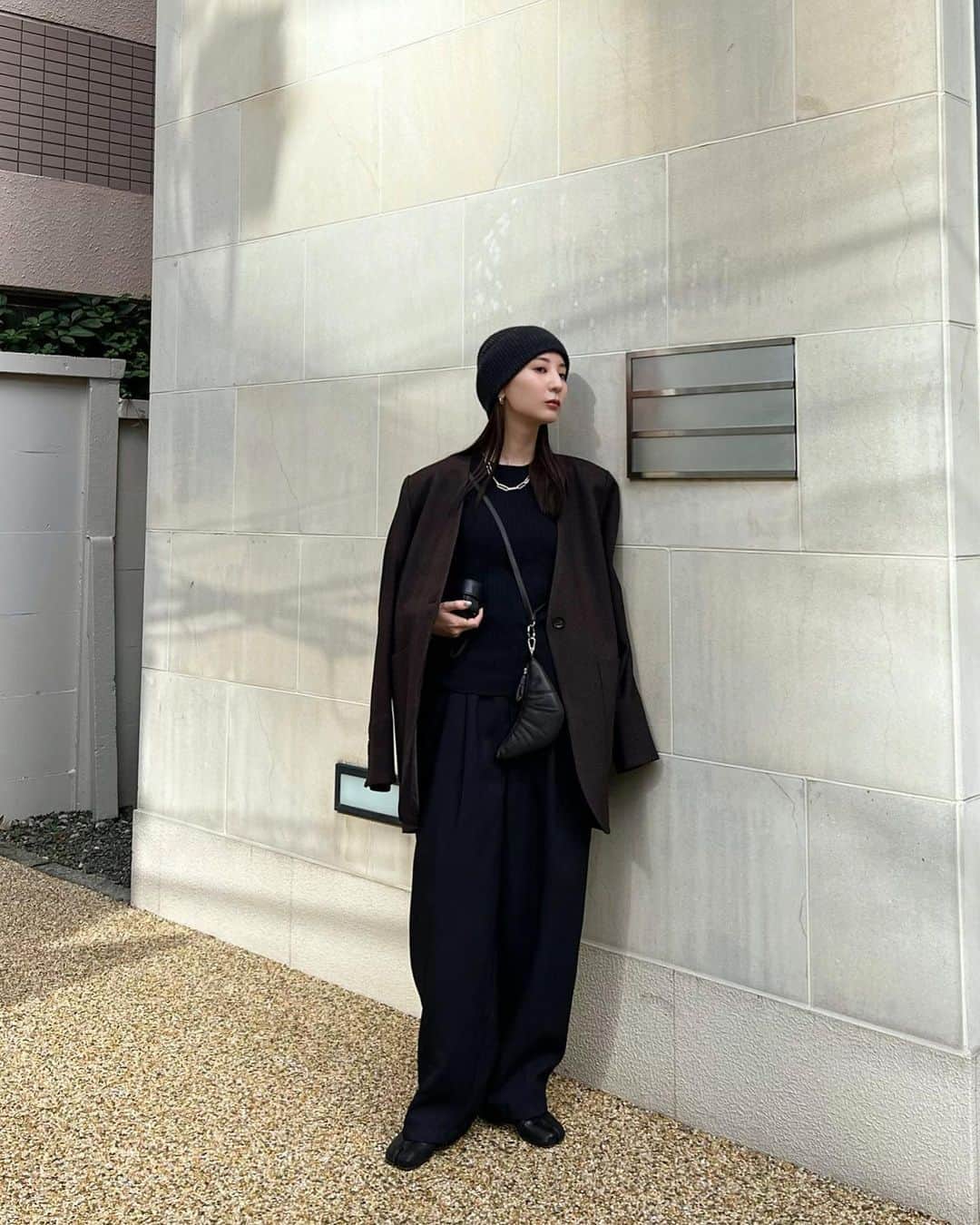 のインスタグラム：「ootd 愛するJKの季節   気負わず羽織れるルーズなサイズ感と メンズライクなボックスシルエットで 全体のバランスを整える   秋はそんな気分♡ @louren__official」