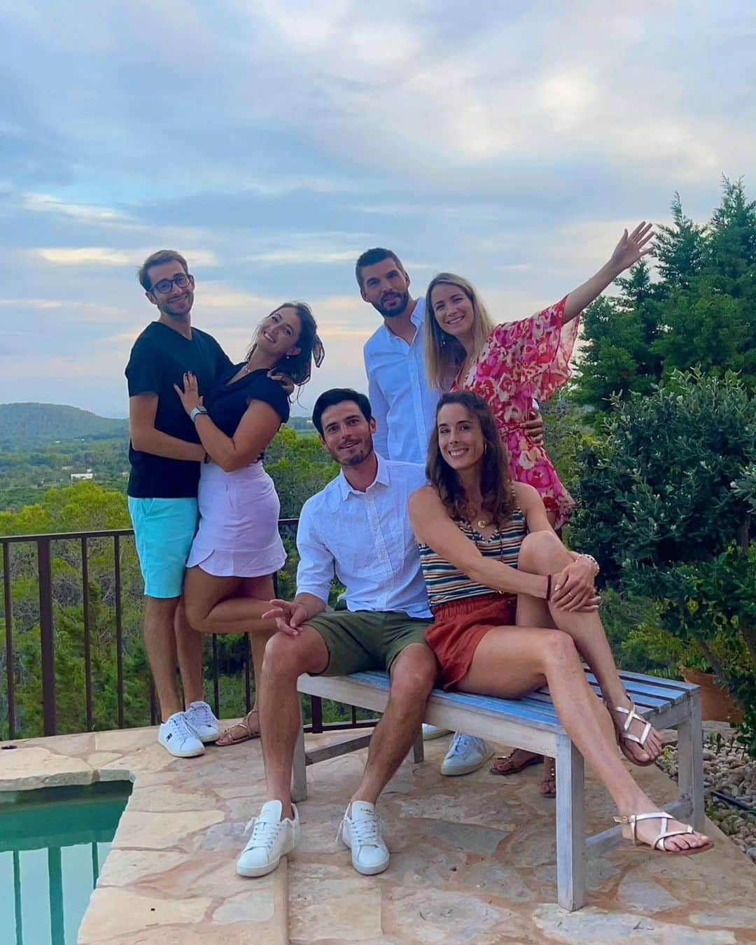 アリーゼ・コルネのインスタグラム：「I didn't take a pill in Ibiza 😉, but still had an unforgettable week with these amazing people 🫶🥹💃   Ibiza, you are so much more than what your reputation would suggest 🙏🌱🌺🌳🐠🌞⛵️💙✌️  Merci pour tout les copains 🥰 #vidalocaforever」