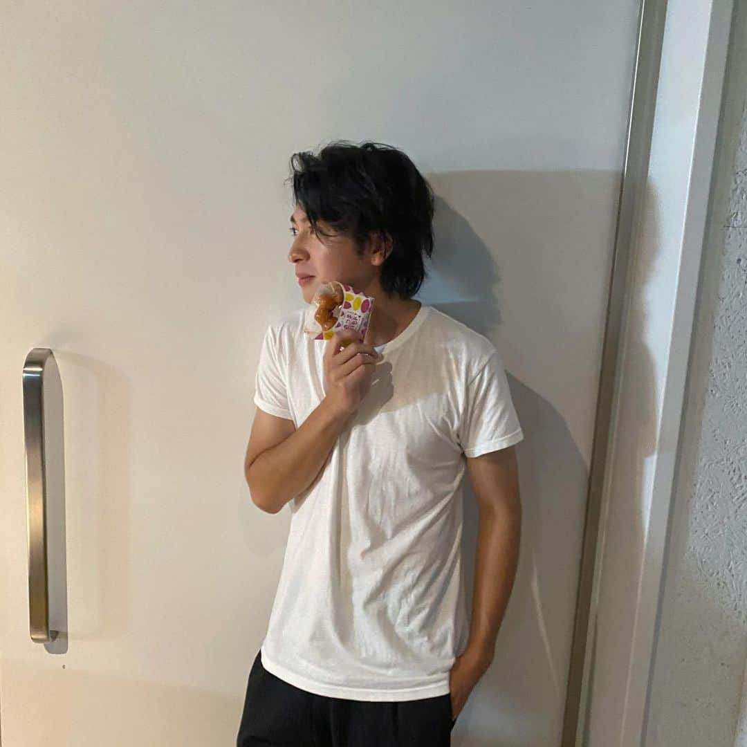 吉野晃一のインスタグラム：「気づいたら、現場でドーナツ食べるのお決まりになってきてる  #吉野晃一」