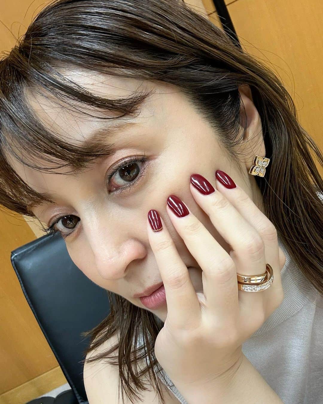 矢田亜希子のインスタグラム：「そろそろネイル変えよ〜 おやすみなさい⭐ #ネイル#赤ネイル#ボルドーネイル」