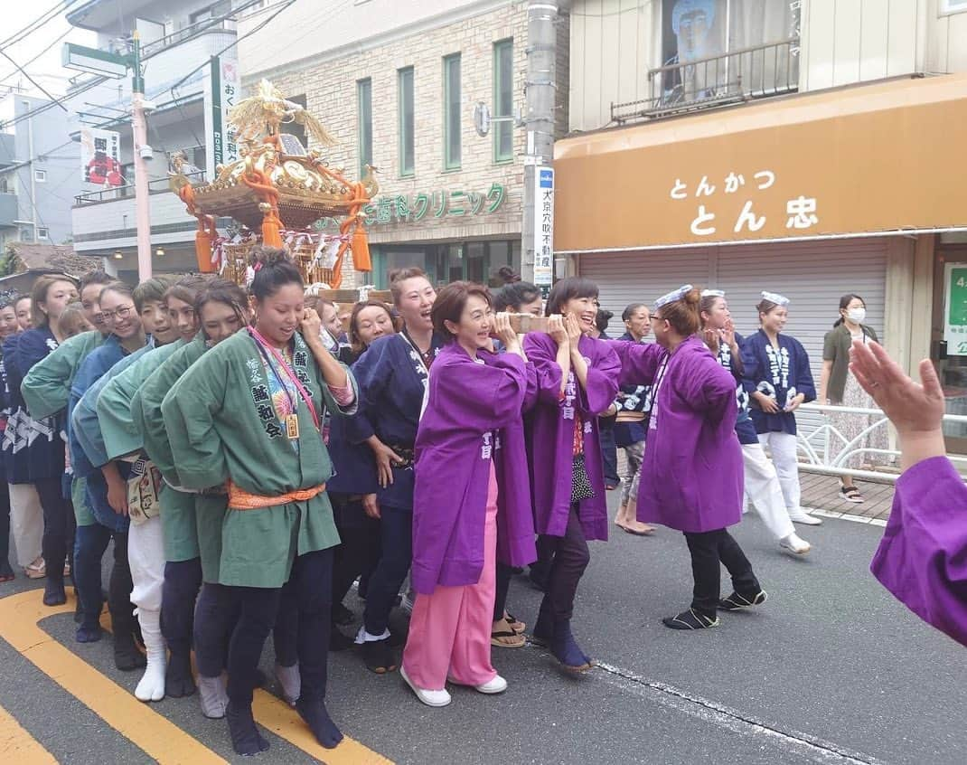 生稲晃子さんのインスタグラム写真 - (生稲晃子Instagram)「幡ヶ谷氷川神社例大祭に参加し、人生で初めて神輿を担がせていただきました⛩️ クライマックスでの飛び入りだったので、ぎこちないですね😅　　この伝統文化がいつまでもいつまでも受け継がれていくことを祈ります❗️ 今自分が健康で幸せに暮らしていられることを、神様に感謝して祈りを捧げながら良いひとときを過ごさせていただきました。  #幡ヶ谷氷川神社例大祭  #生稲晃子」9月23日 22時23分 - akiko__ikuina