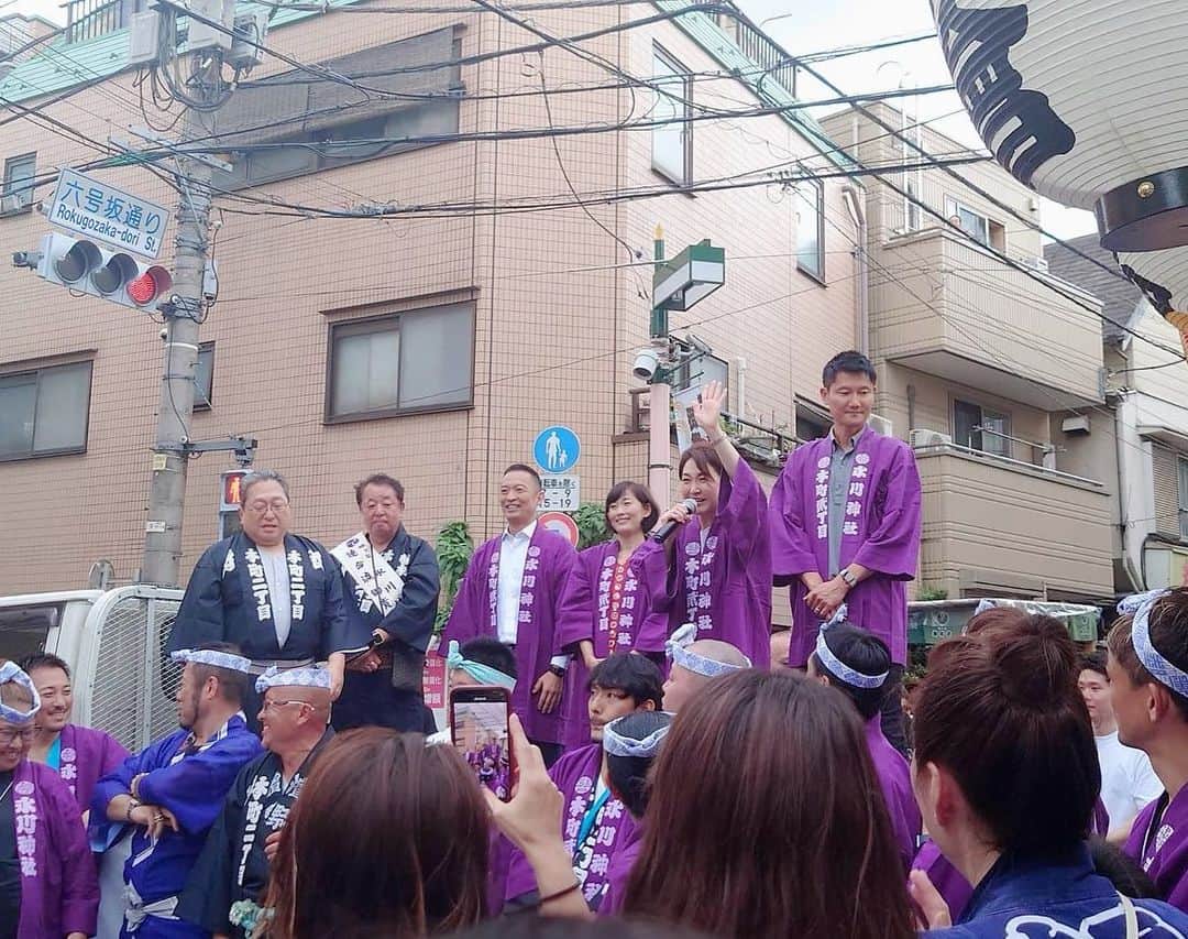 生稲晃子さんのインスタグラム写真 - (生稲晃子Instagram)「幡ヶ谷氷川神社例大祭に参加し、人生で初めて神輿を担がせていただきました⛩️ クライマックスでの飛び入りだったので、ぎこちないですね😅　　この伝統文化がいつまでもいつまでも受け継がれていくことを祈ります❗️ 今自分が健康で幸せに暮らしていられることを、神様に感謝して祈りを捧げながら良いひとときを過ごさせていただきました。  #幡ヶ谷氷川神社例大祭  #生稲晃子」9月23日 22時23分 - akiko__ikuina