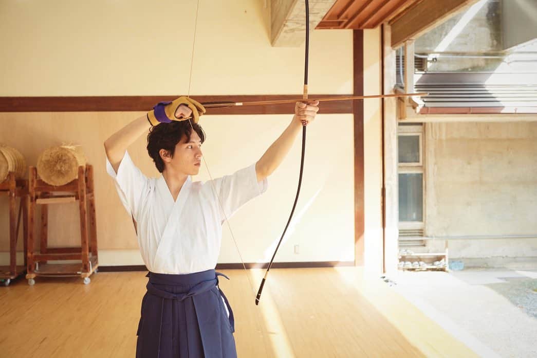 坂東龍汰のインスタグラム：「SODA 11月号  今回はずっとチャレンジしてみたかった弓道に挑戦してます。  是非、手に取ってみてもらえると嬉しいです！」