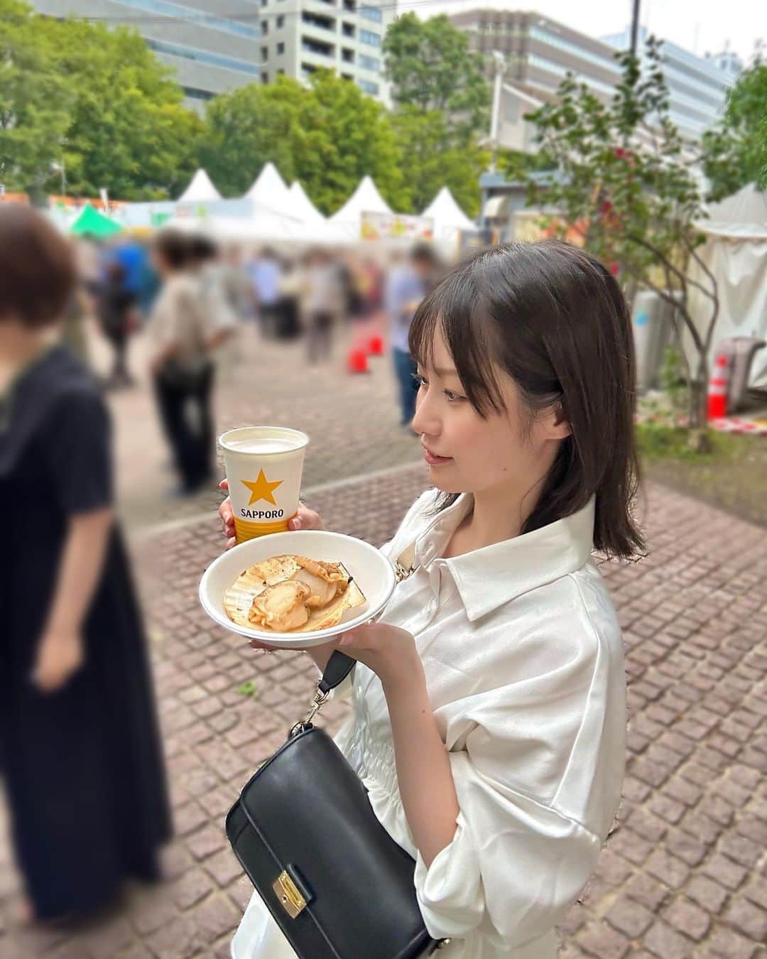 本田みくさんのインスタグラム写真 - (本田みくInstagram)「せたな町の活ホタテ焼き～🐚 とっても美味しかった( ；ᵕ； )🫶  8丁目は北海道中の市町村が 出店しているので、特に道外の人には すごくおすすめです🐄💞       ┈┈┈┈┈┈┈┈┈┈┈┈┈┈  ˗ˏˋ さっぽろオータムフェスト ˎˊ˗ 9/8（金）～9/30（土） 10:00～20:30  ┈┈┈┈┈┈┈┈┈┈┈┈┈┈        ˗ˏˋ #本田の北海道グルメ ˎˊ˗      #オータムフェスト #さっぽろオータムフェスト #sapporotrip #japanesegirl #Hokkaido #일본여행 #日本之旅 #해외여행 #札幌グルメ #sapporogourmet #michaelkors #北海道旅行 #せたな町」9月23日 22時18分 - hondamiku