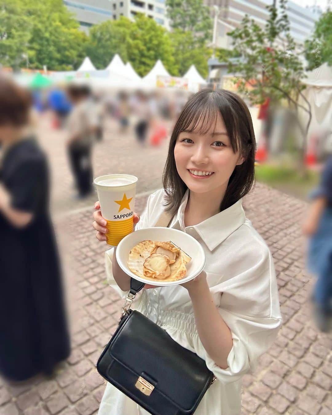 本田みくのインスタグラム：「せたな町の活ホタテ焼き～🐚 とっても美味しかった( ；ᵕ； )🫶  8丁目は北海道中の市町村が 出店しているので、特に道外の人には すごくおすすめです🐄💞       ┈┈┈┈┈┈┈┈┈┈┈┈┈┈  ˗ˏˋ さっぽろオータムフェスト ˎˊ˗ 9/8（金）～9/30（土） 10:00～20:30  ┈┈┈┈┈┈┈┈┈┈┈┈┈┈        ˗ˏˋ #本田の北海道グルメ ˎˊ˗      #オータムフェスト #さっぽろオータムフェスト #sapporotrip #japanesegirl #Hokkaido #일본여행 #日本之旅 #해외여행 #札幌グルメ #sapporogourmet #michaelkors #北海道旅行 #せたな町」